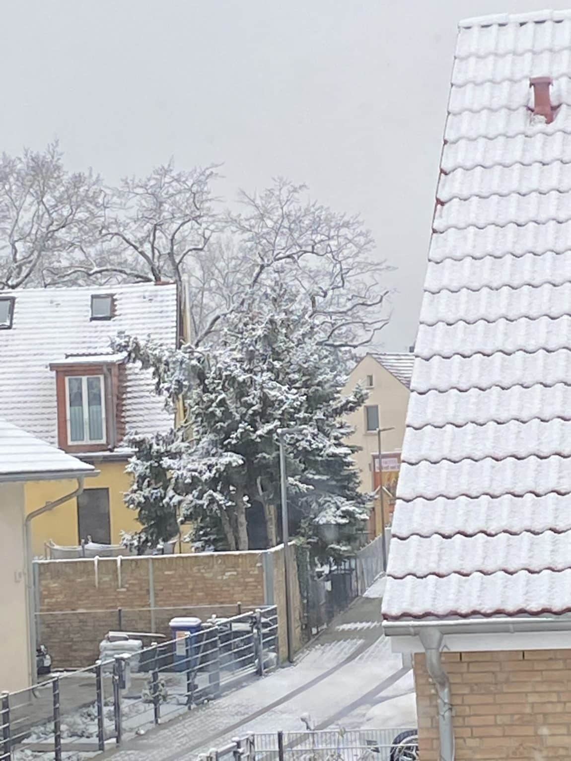 Hallo Sonntag. Ich habe Schnee auf den Häusern gesehen.