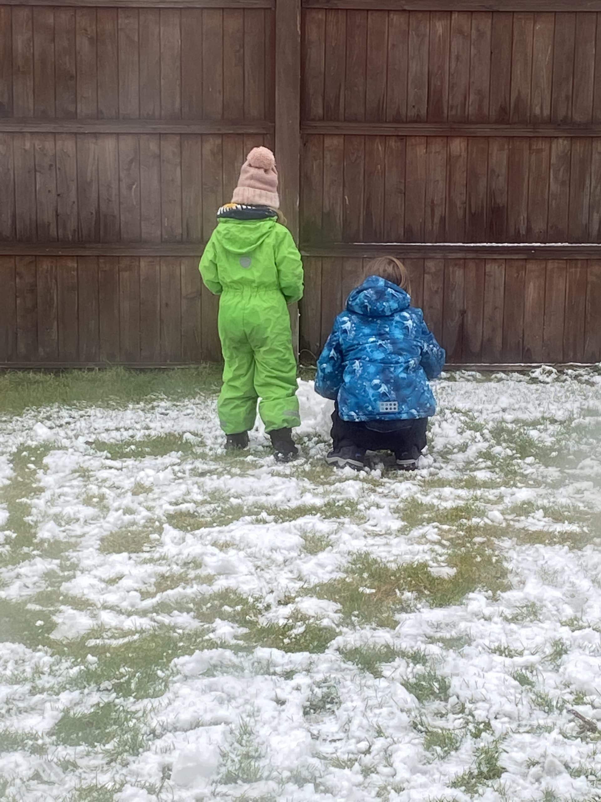 Die Kinder nutzen allen Schnee aus.
