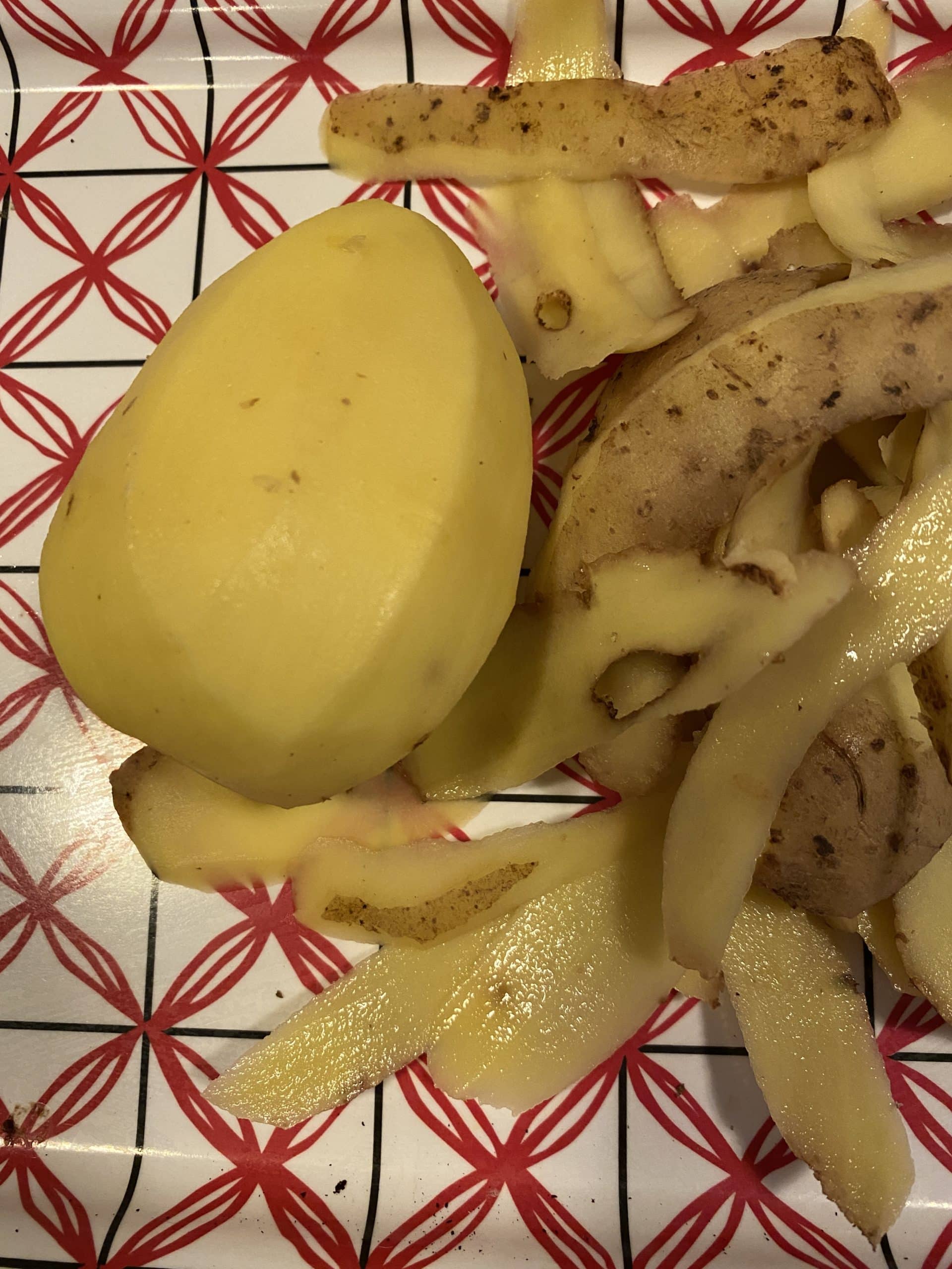 Zum Abendbrot gibt es heute Kartoffeln und Bouletten.