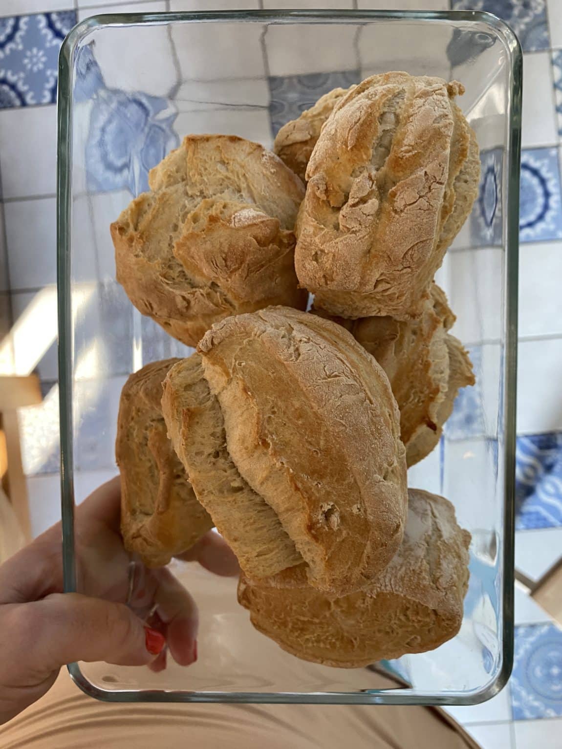 Ich hatte gestern Abend noch Brötchen Teig angesetzt, nun essen wir das Ergebnis.