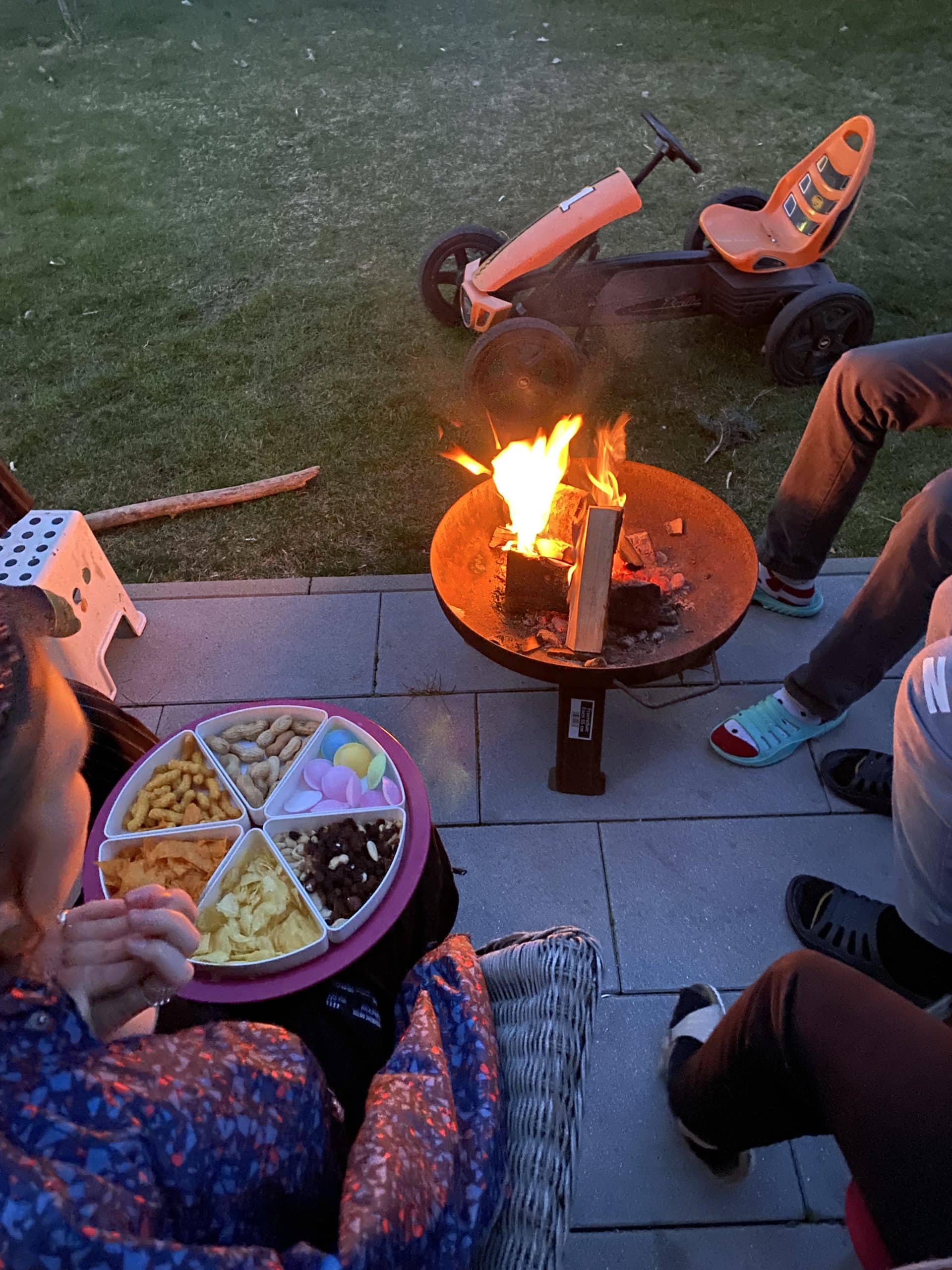 Am Abend sitzen wir mit Freundinnen und Freunden der Tochter am Feuer.