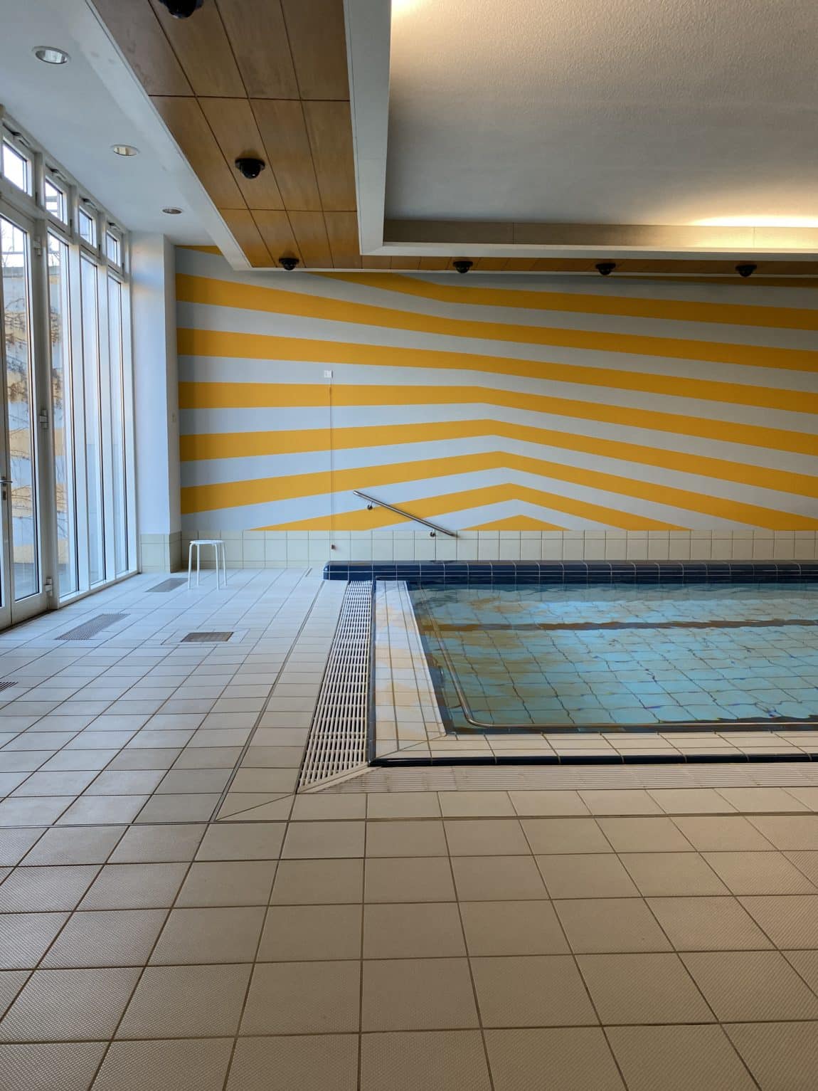 Auch das jüngste Kind beginnt nun einen Schwimmkurs.