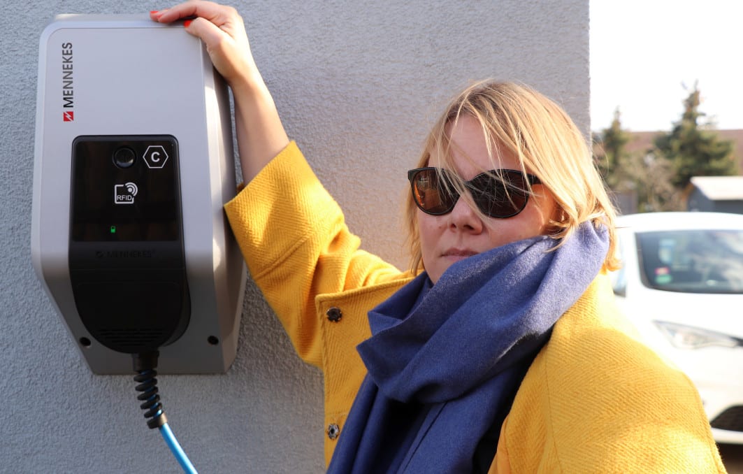 Ein E-Auto für die Familie - Laden mit Mennekes Wallbox zu Hause.