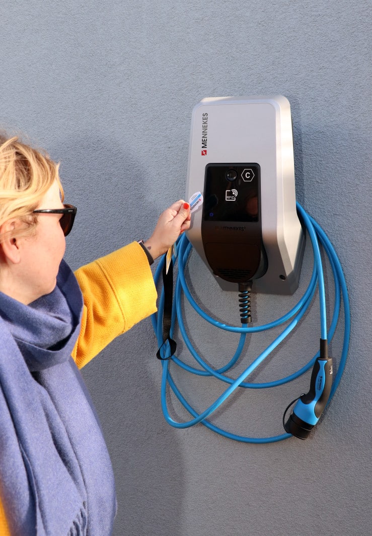 Ein E-Auto für die Familie - Laden mit Mennekes Wallbox zu Hause.