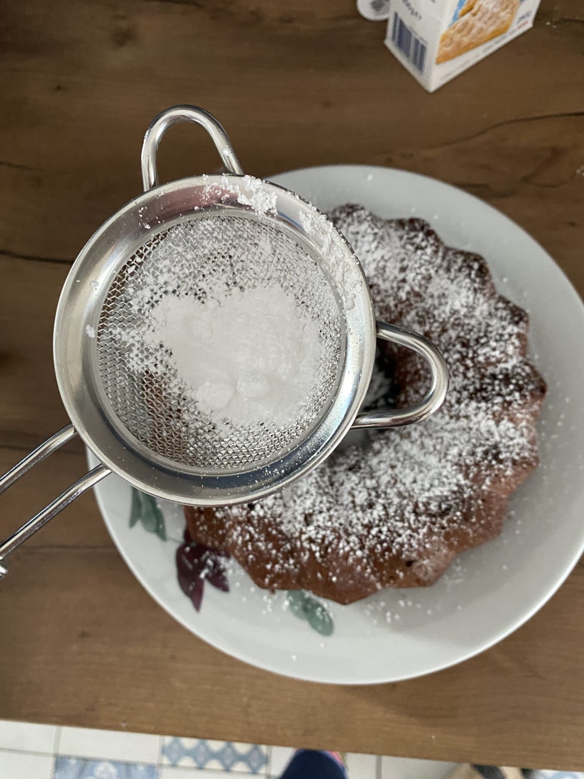 Ich backe Kuchen nur mit Eiweiß und ohne Industriezucker. Die Kinder wollen ordentlich Puderzucker drauf.
