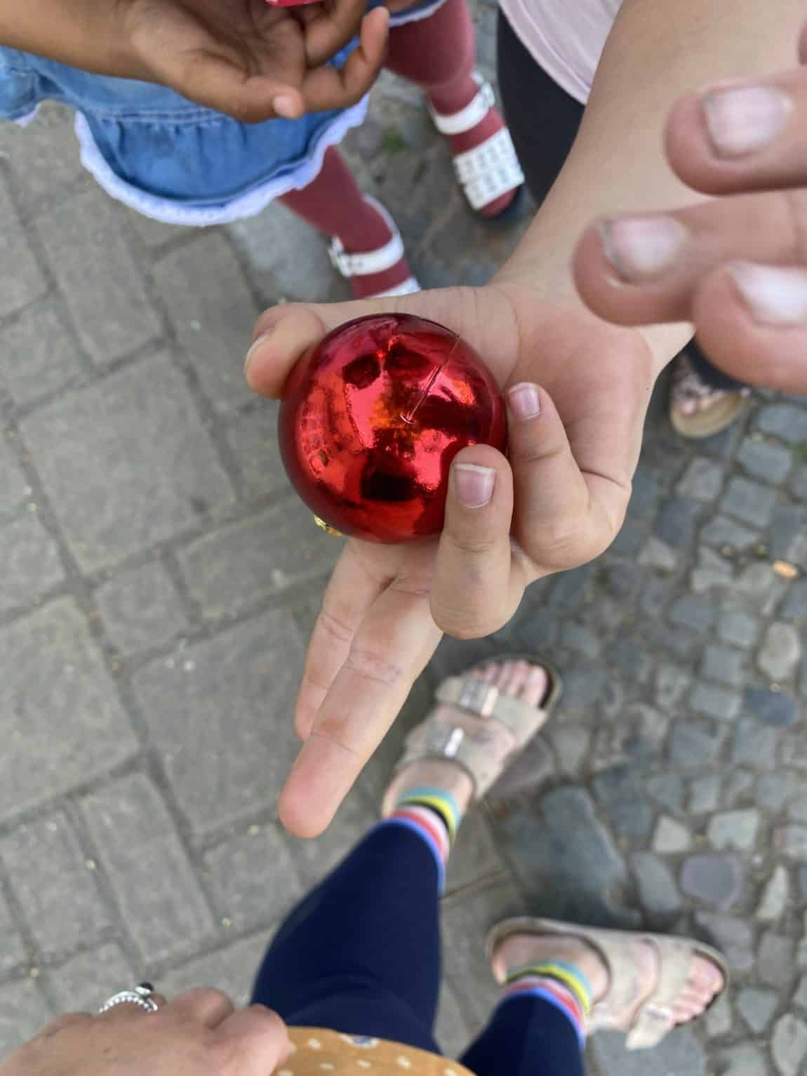 Die Jüngste nimmt zum Eisladen gleich mal eine Weihnachtskugel mit. Wer weiß ob man die nicht eintauschen kann?