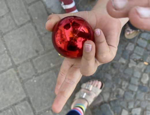 Die Jüngste nimmt zum Eisladen gleich mal eine Weihnachtskugel mit. Wer weiß ob man die nicht eintauschen kann?