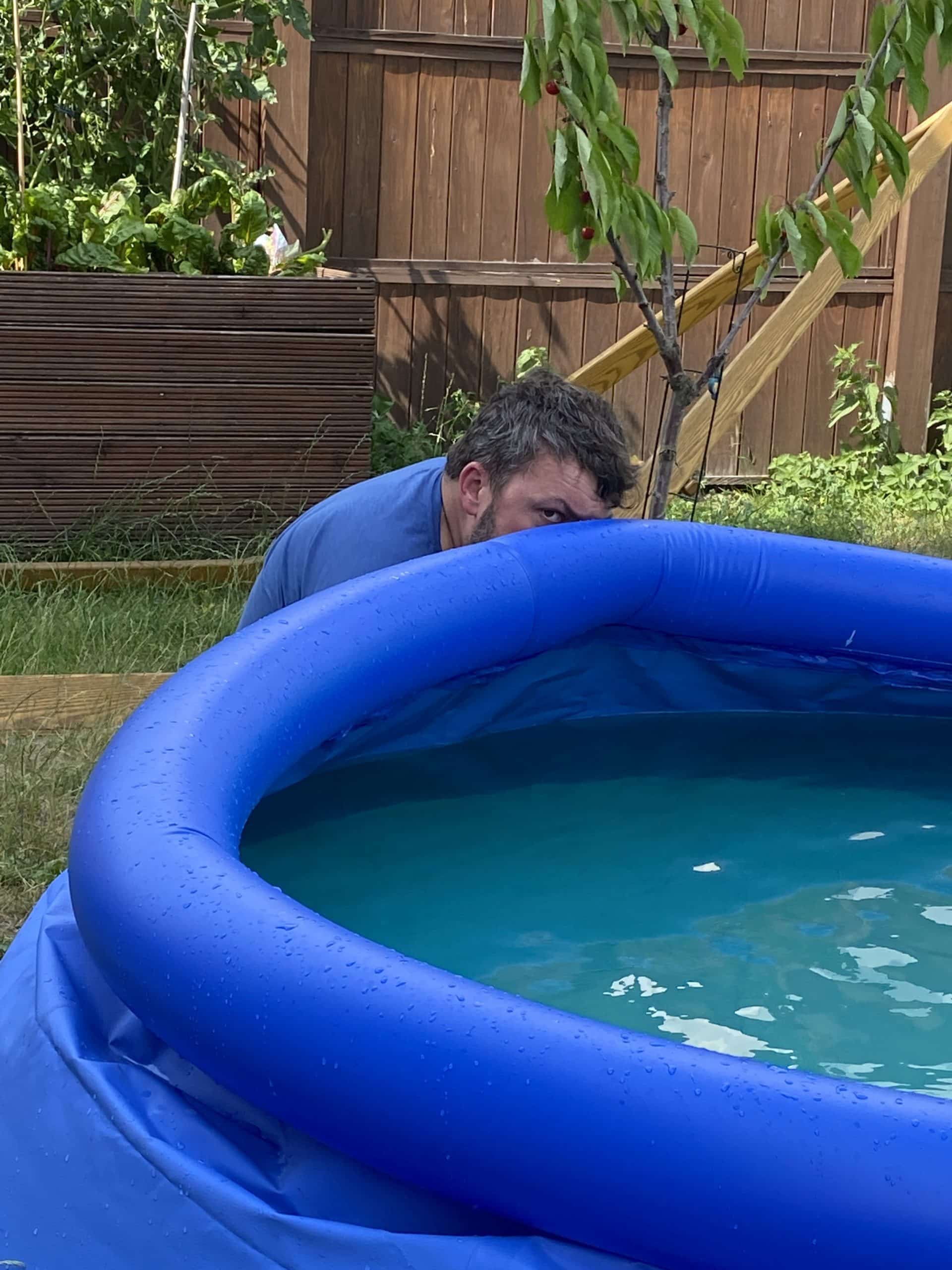Der Mann versucht den Pool zu retten.