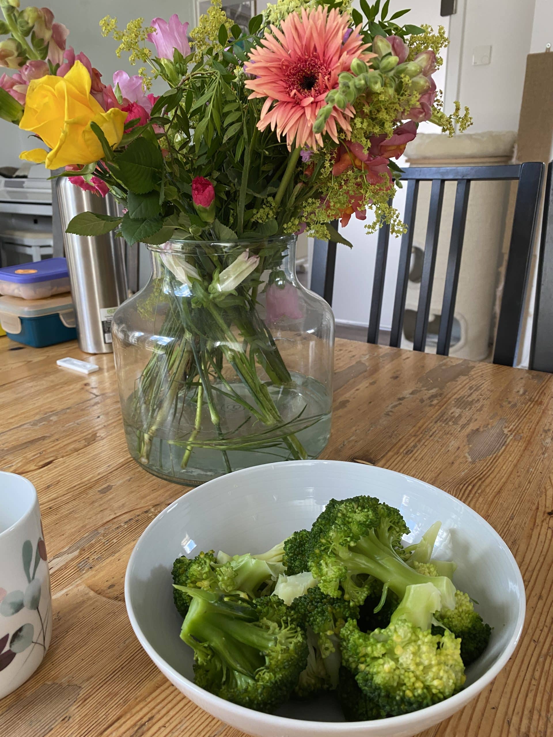 Zum Mittag gibt es gelieferte Blumen und Brokkoli. Ich mag das Grünzeug.