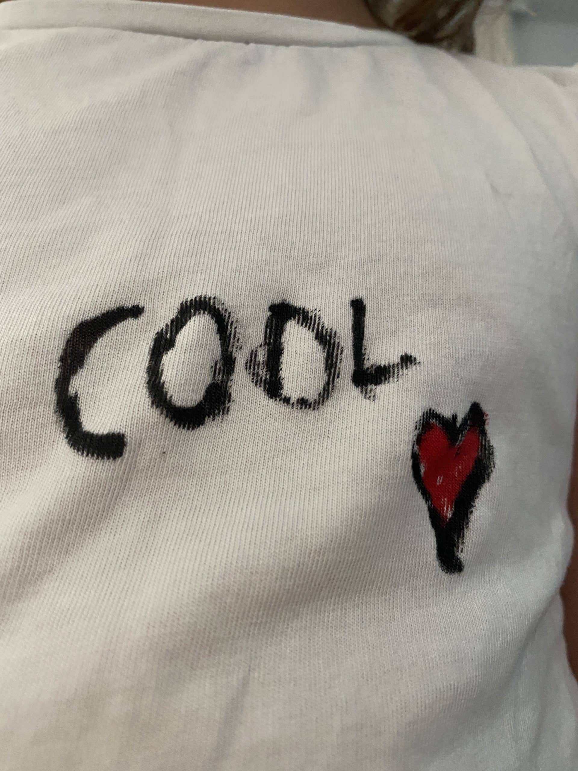 #4 Währenddessen bemalt die Jüngste ein T-Shirt. Sie kann jetzt "cool" schreiben.