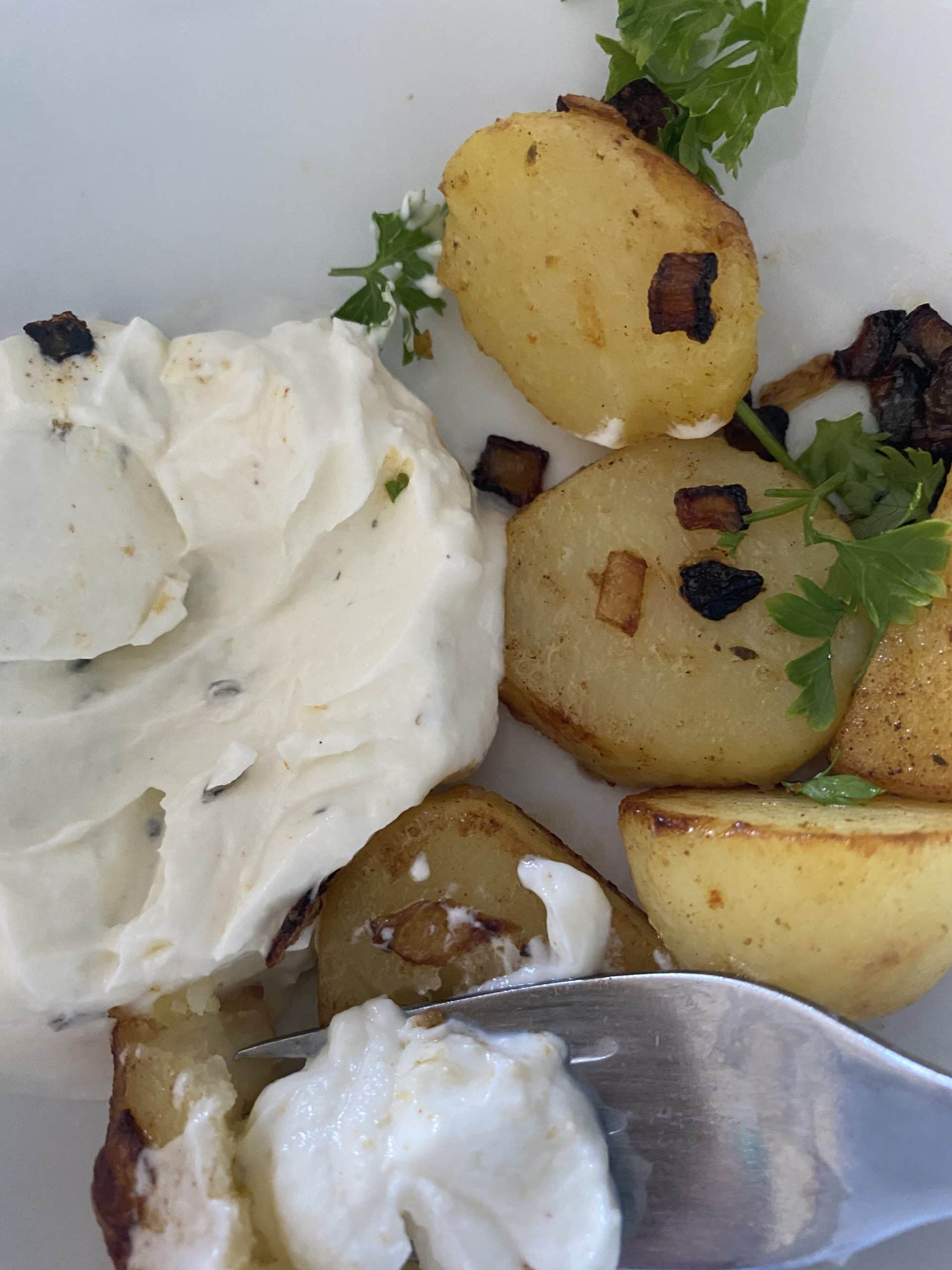 #8 und der Mann erwärmt etwas was eigentlich immer geht: Bratkartoffeln und Quark.