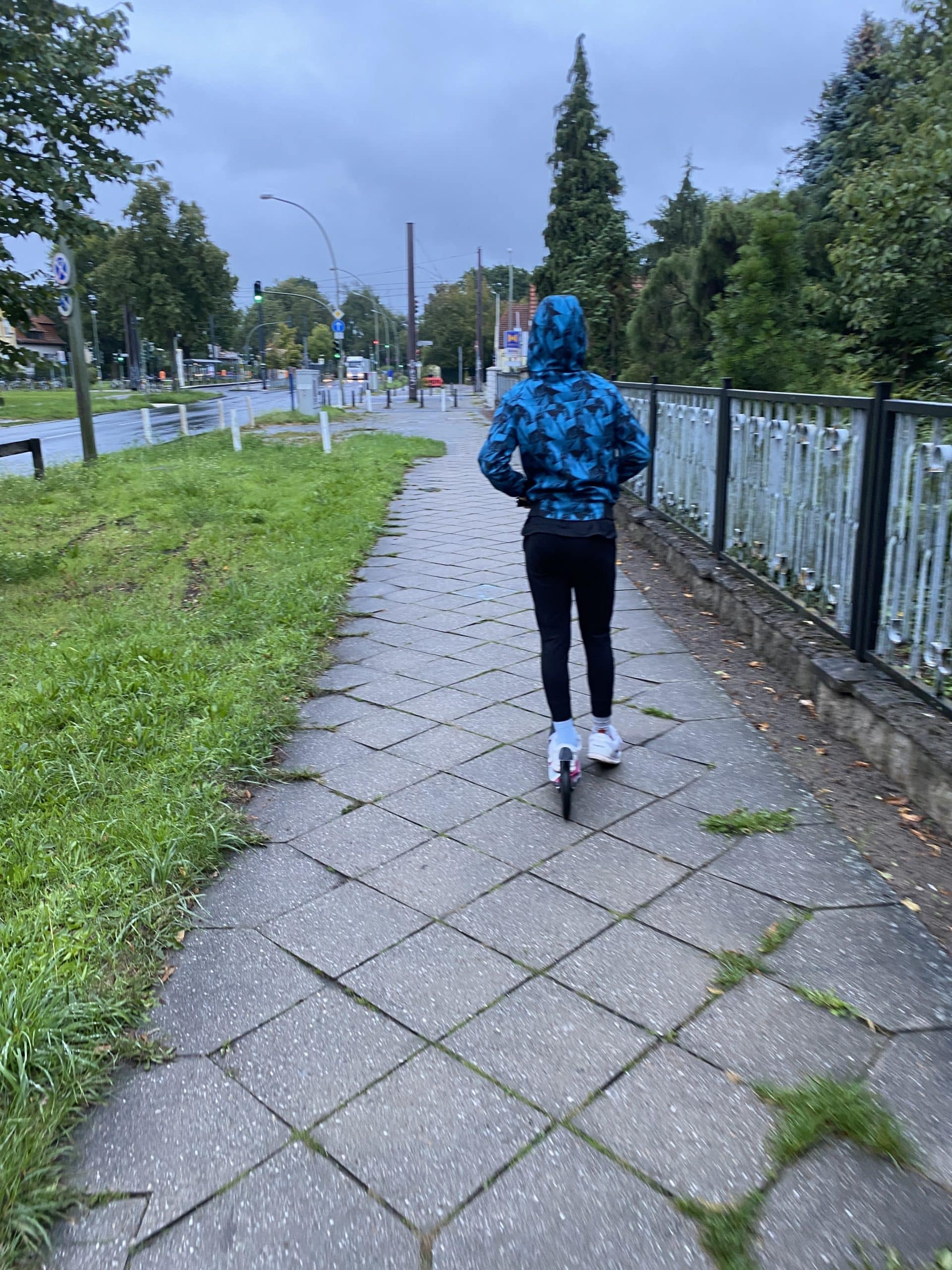 Um 7 Uhr gehen der Sohn und ich erstmal zum Bäcker.