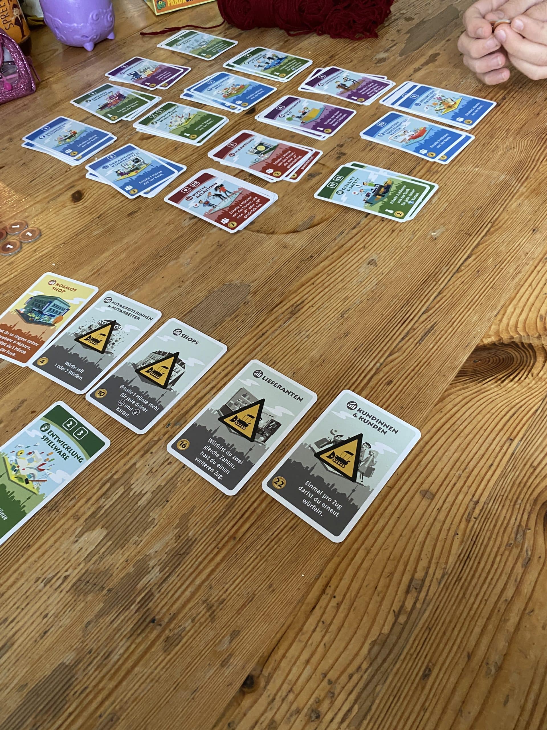 Am Vormittag spielen wir eine Runde Machi Koro, dieses Mal die Verlagsedition vom Kosmos Verlag.