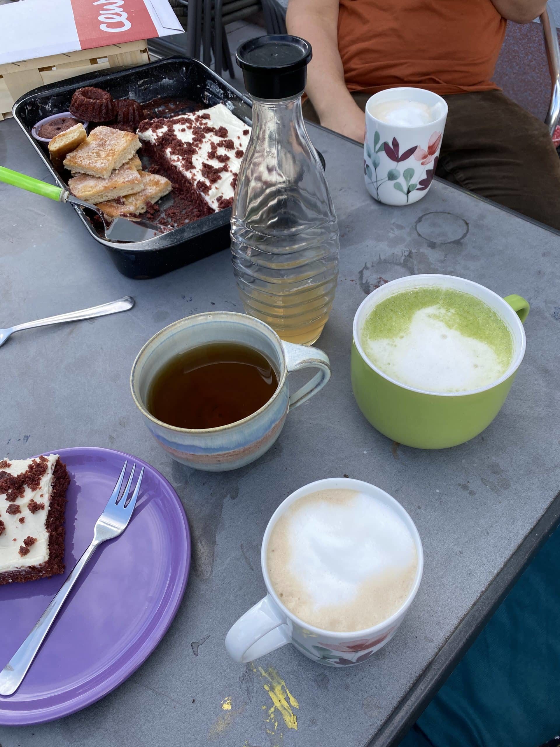 Zum Kaffee gibt es Kuchenreste von gestern (da hinten im Bild) und für mich vier verschiedene Getränke. Ich habe nämlich kaum Geschmackssinn.