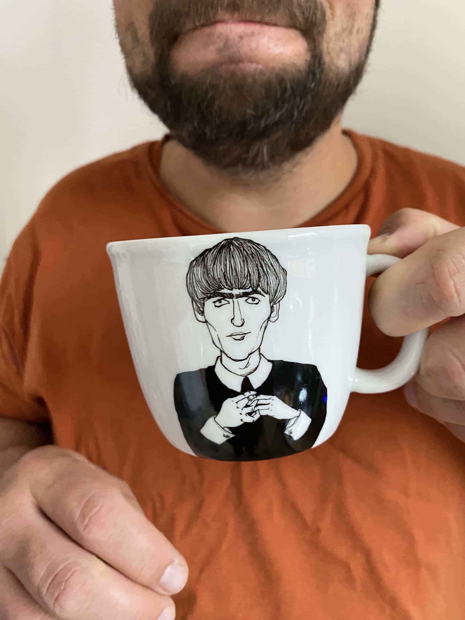Hallo Samstag. Der Liebste trinkt Kaffee aus seiner neuen Tasse und ist froh.