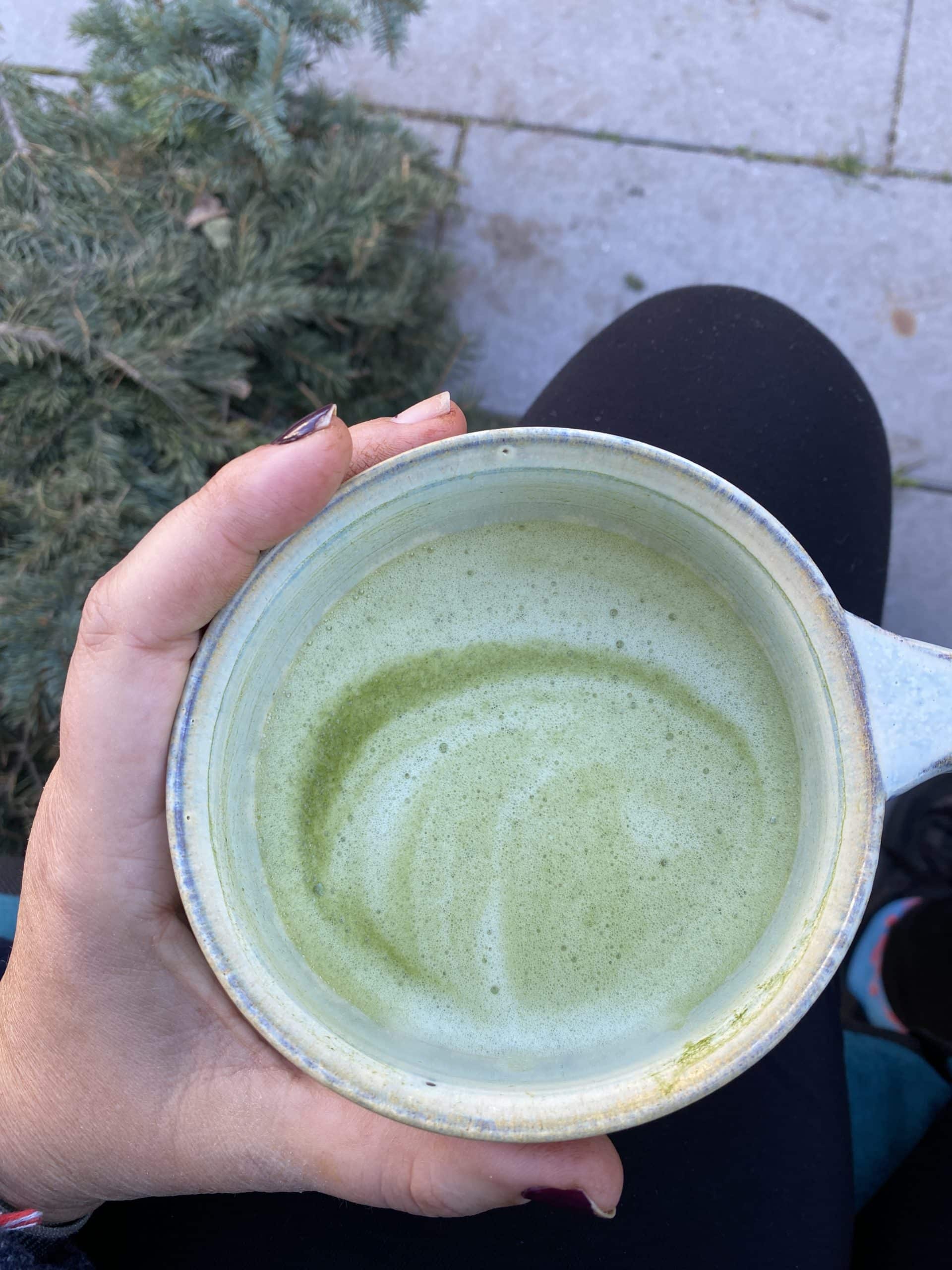 Matcha in der letzten Herbstsonne.