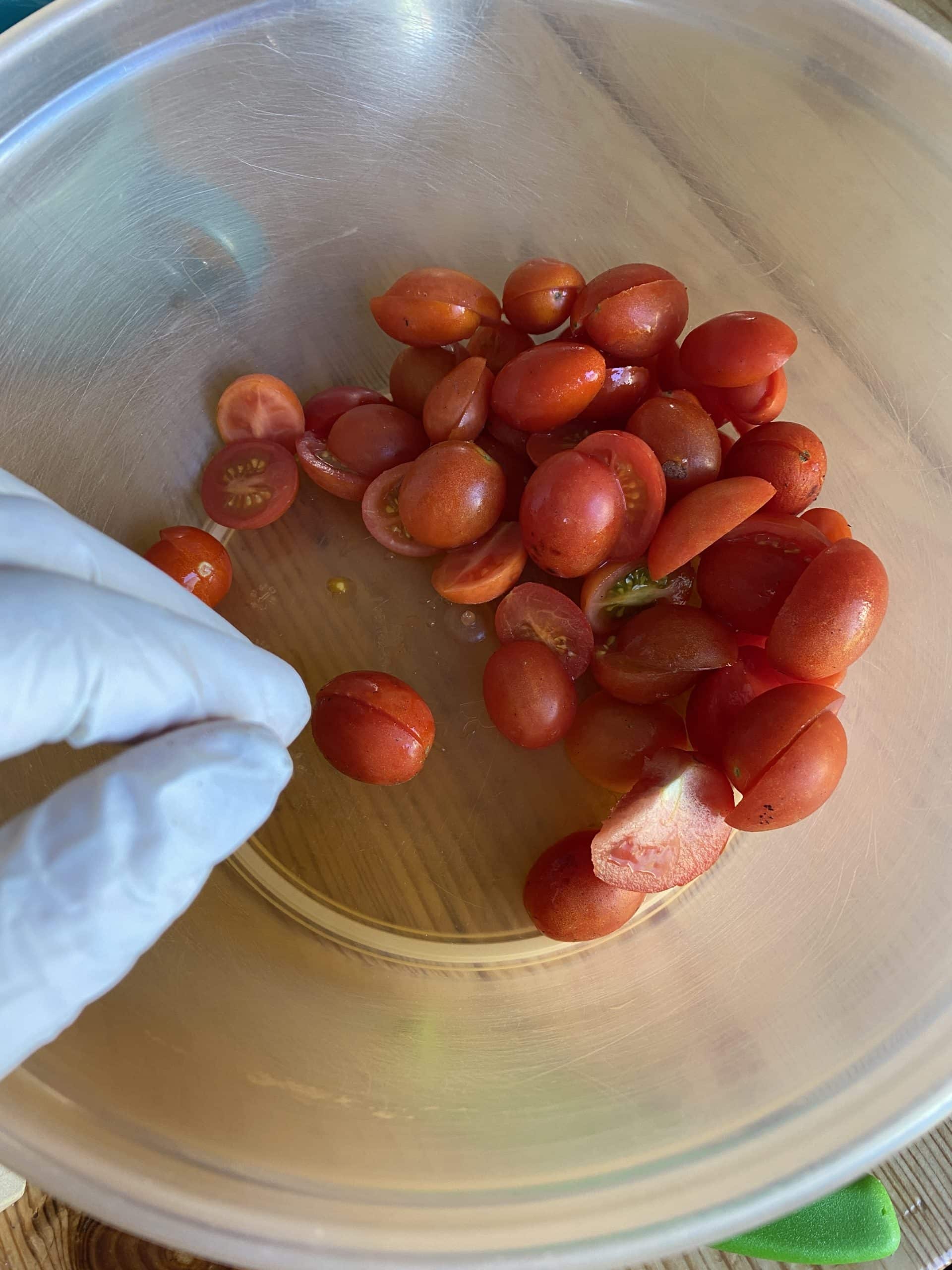 Ich sortiere Tomaten und schneide sie. Wegen der Chemo derzeit mit Handschuhen.
