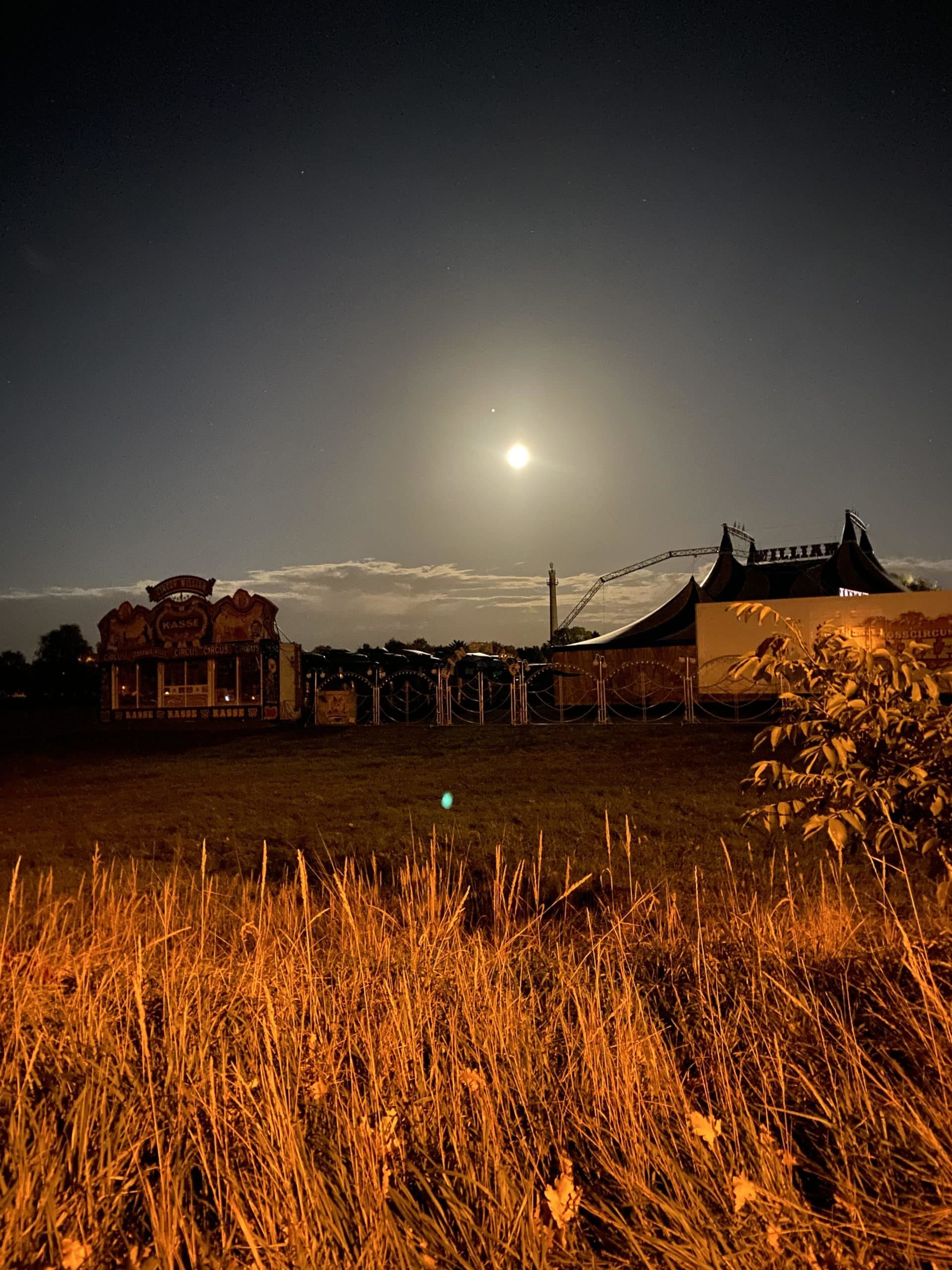 Auf Wiedersehen Tag, wie schön der Mond aussieht.