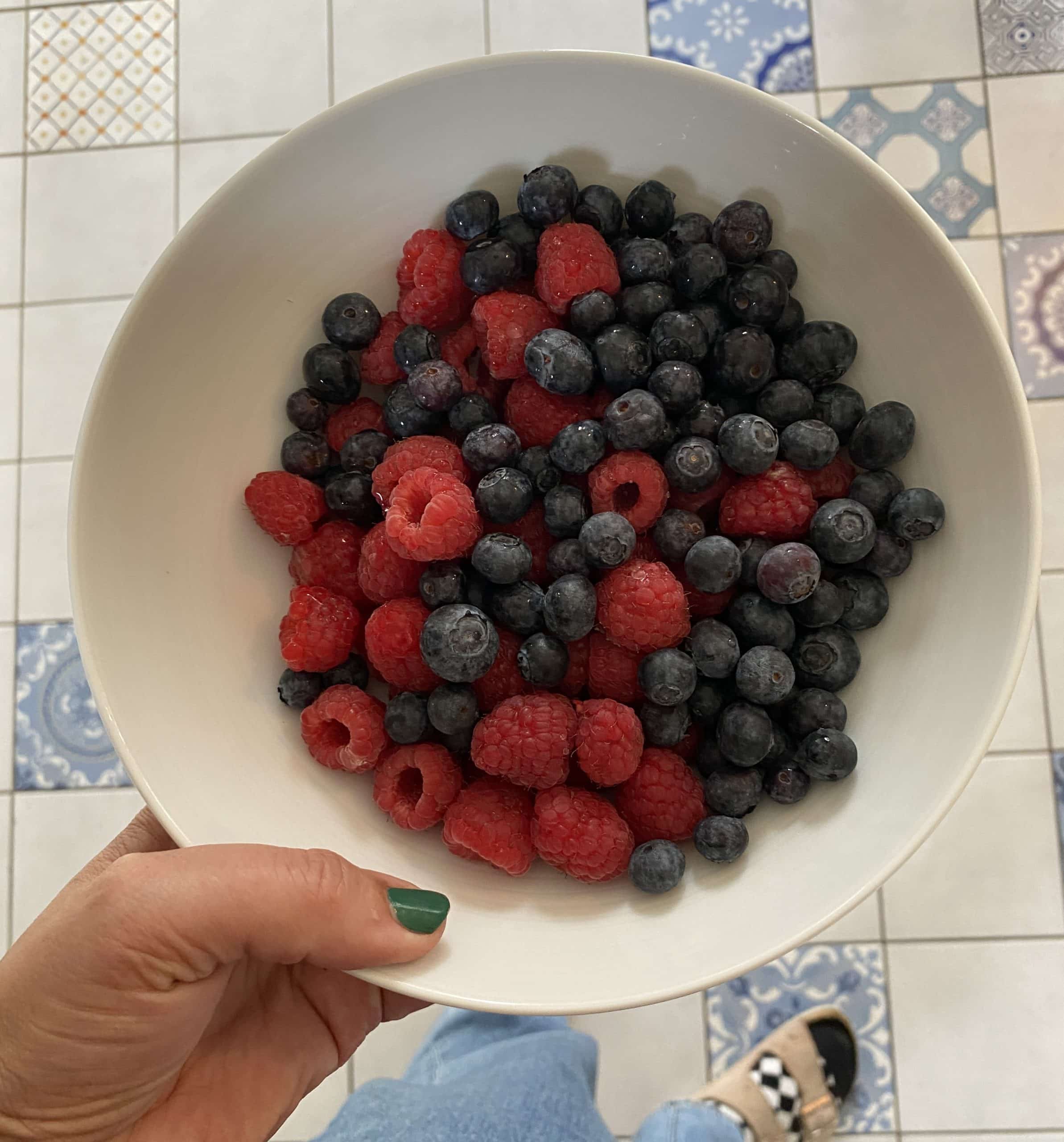 Sie bringt frische Beeren mit und ich freue mich sehr darüber.