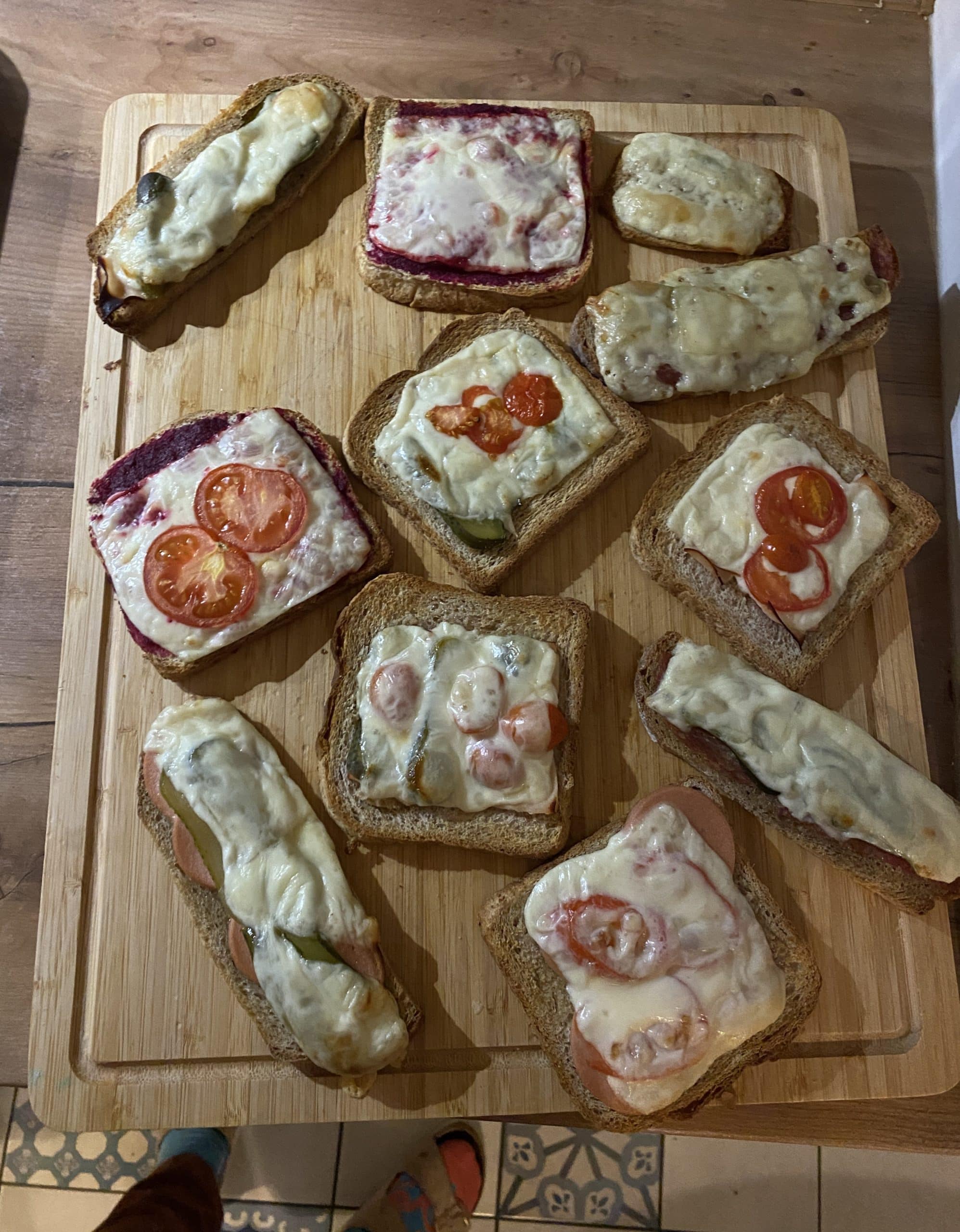 Zum Abendbrot überbackenes Brot und Toast. Reste sind das Beste.