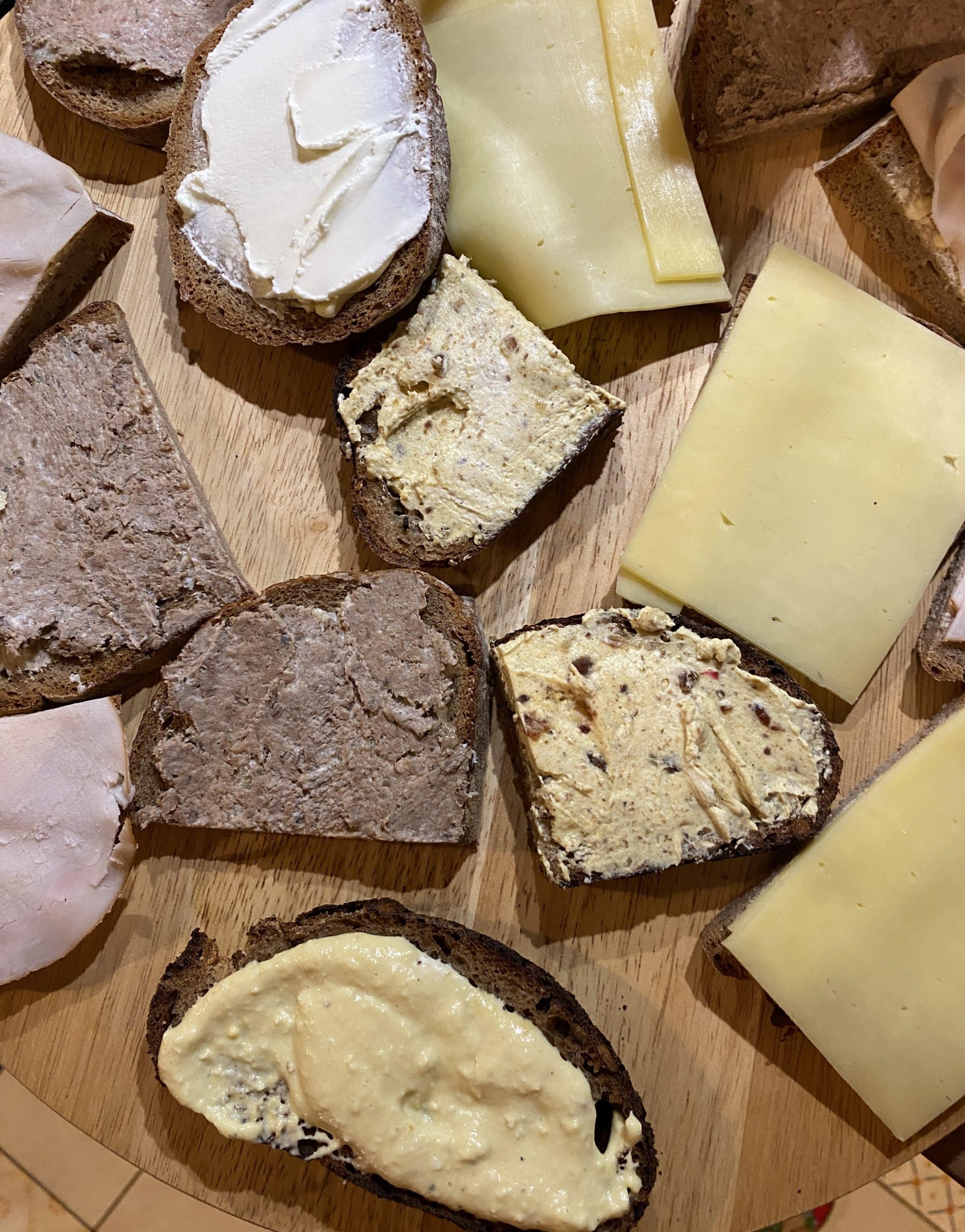 Brote für die Kinder, das Brot hat unser toller Nachbar gebacken.