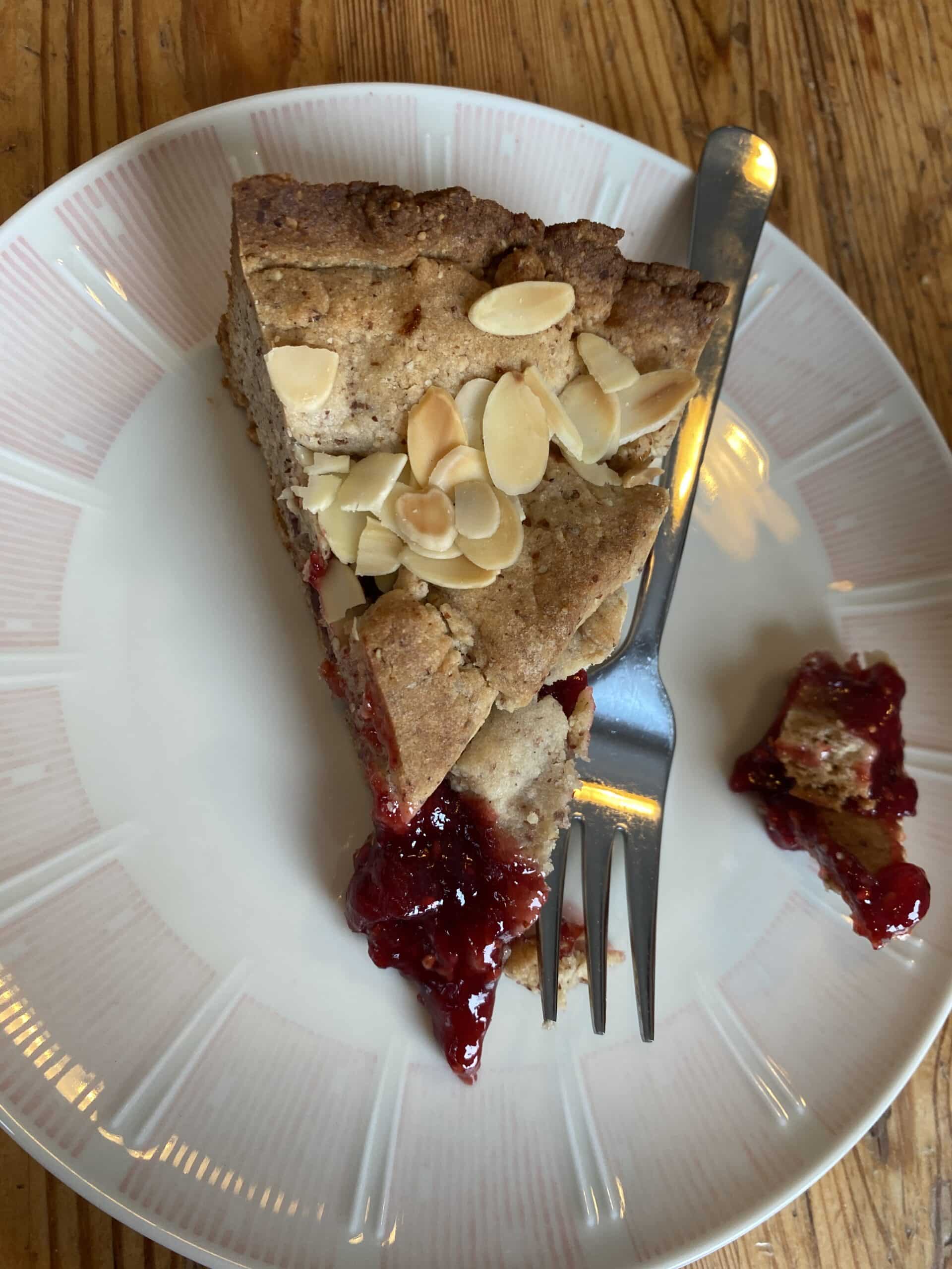 Gestern habe ich schon Linzer Torte gebacken, die gibt es heute zum späten Frühstück.