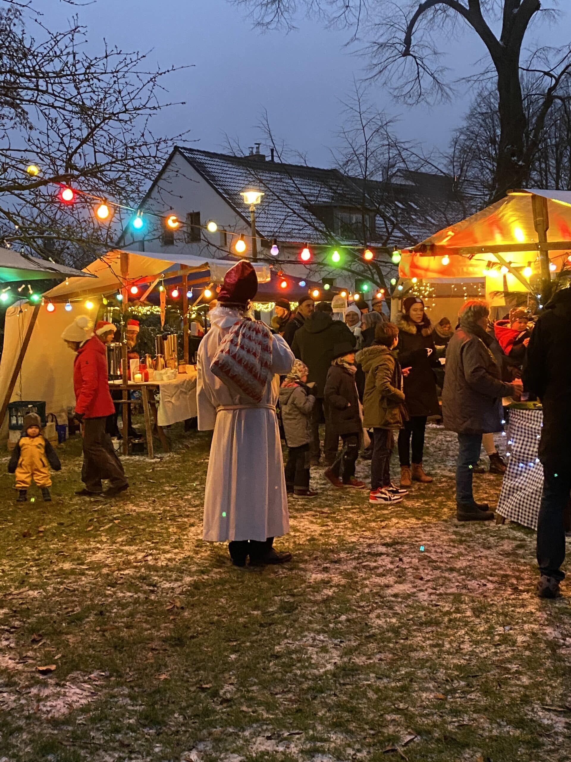 Den Nachmittag verbringen wir beim Weihnachtsmarkt der Kirchengemeinde. Sehr liebevoll und klein.