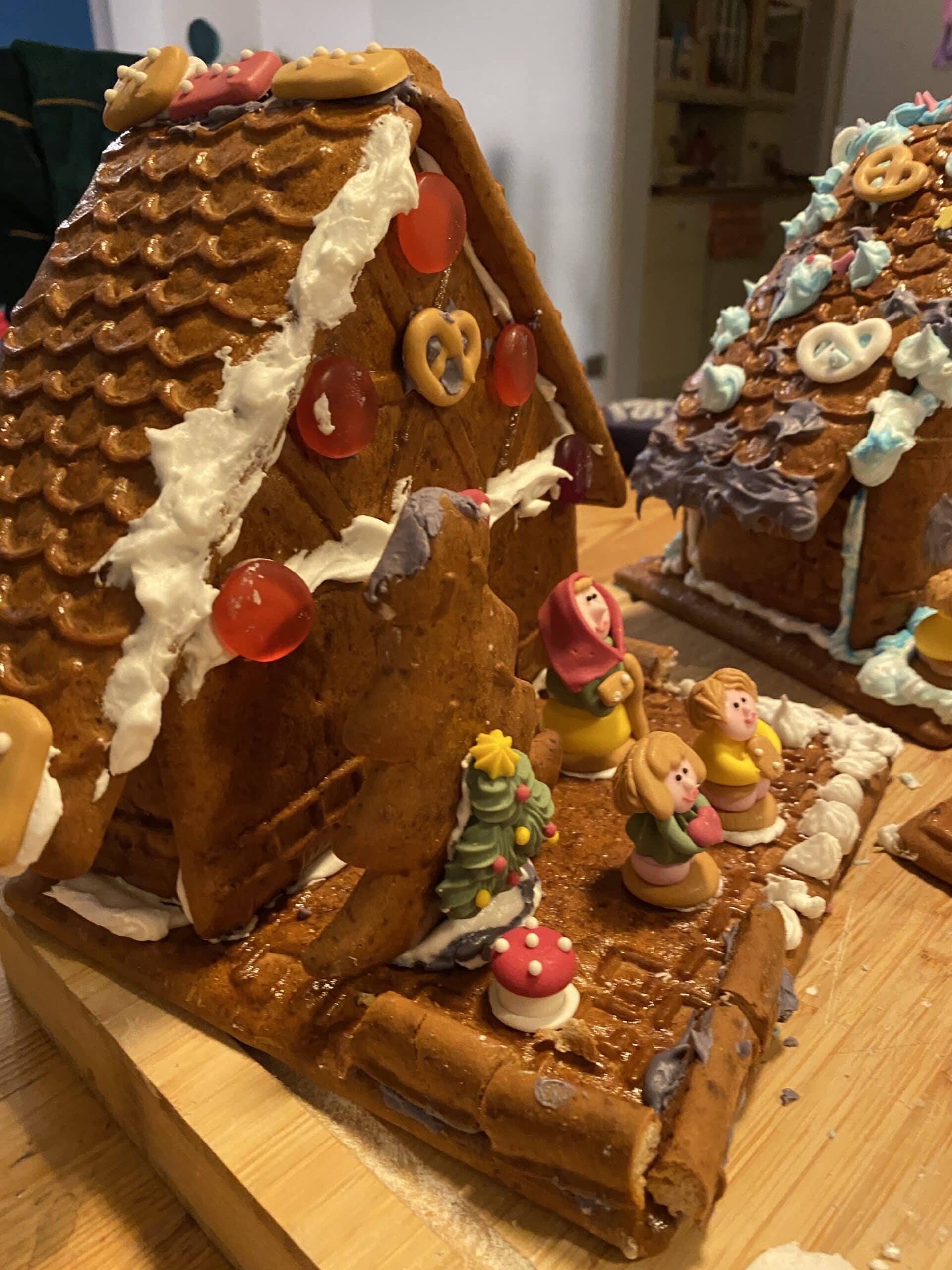 Am Nachmittag gestalten die Kinder Lebkuchen Häuser.