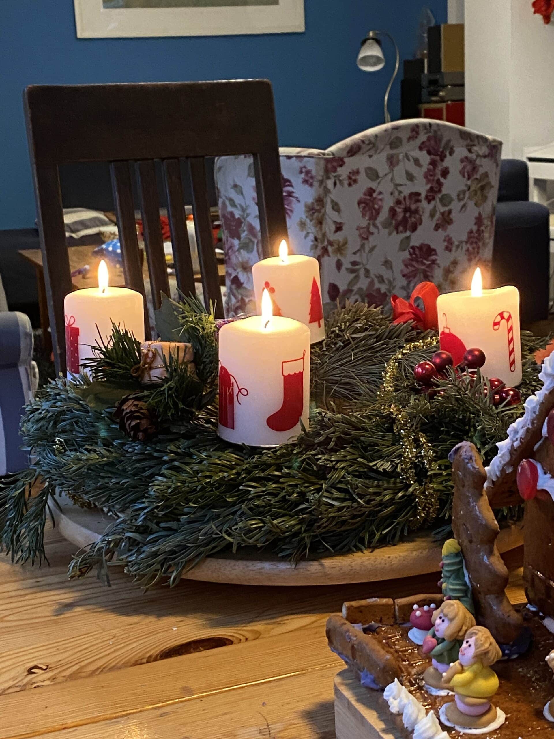 Es ist der 4. Advent. Alle Kerzen leuchten.