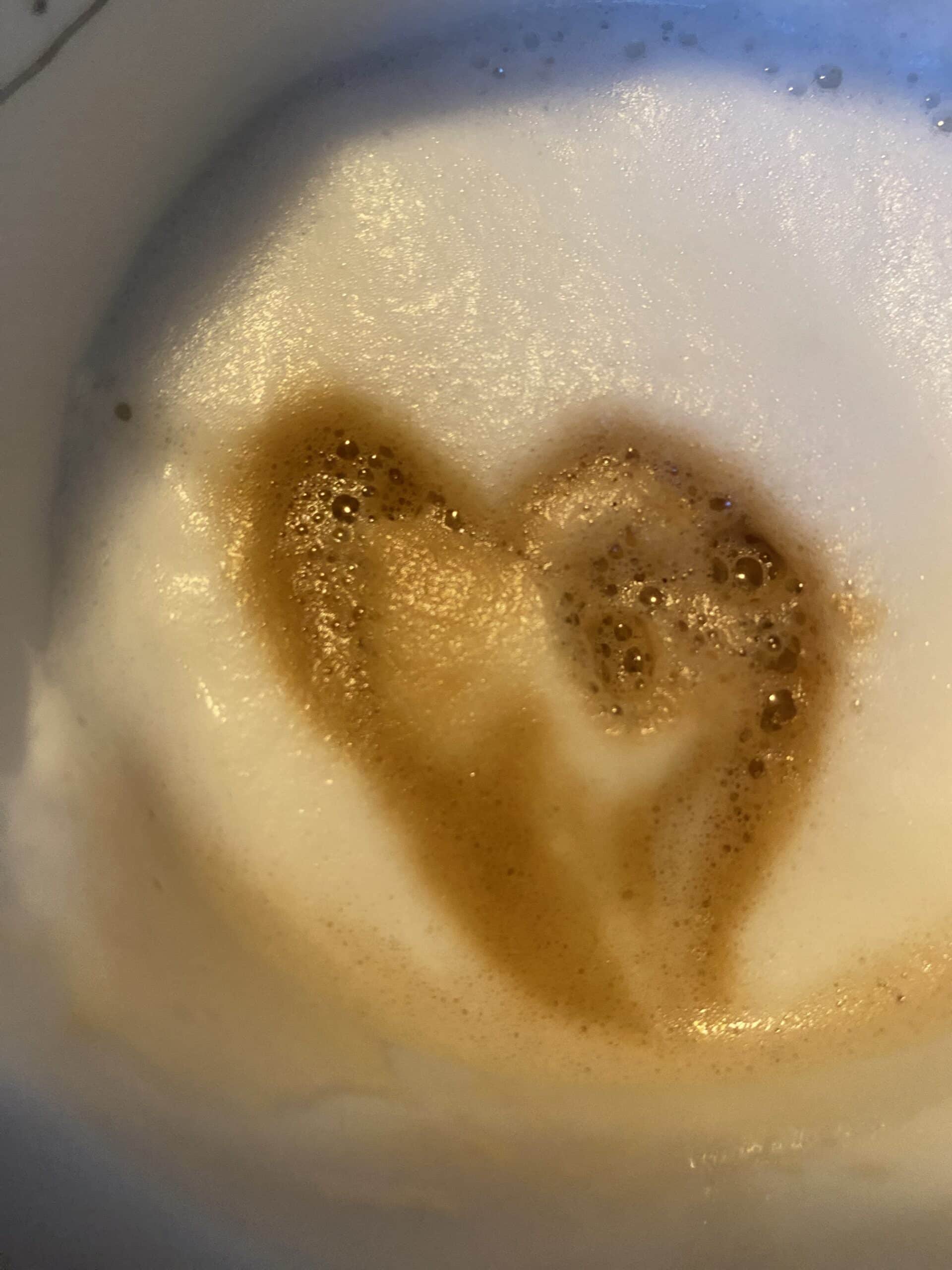 Ein Herz im Kaffee.