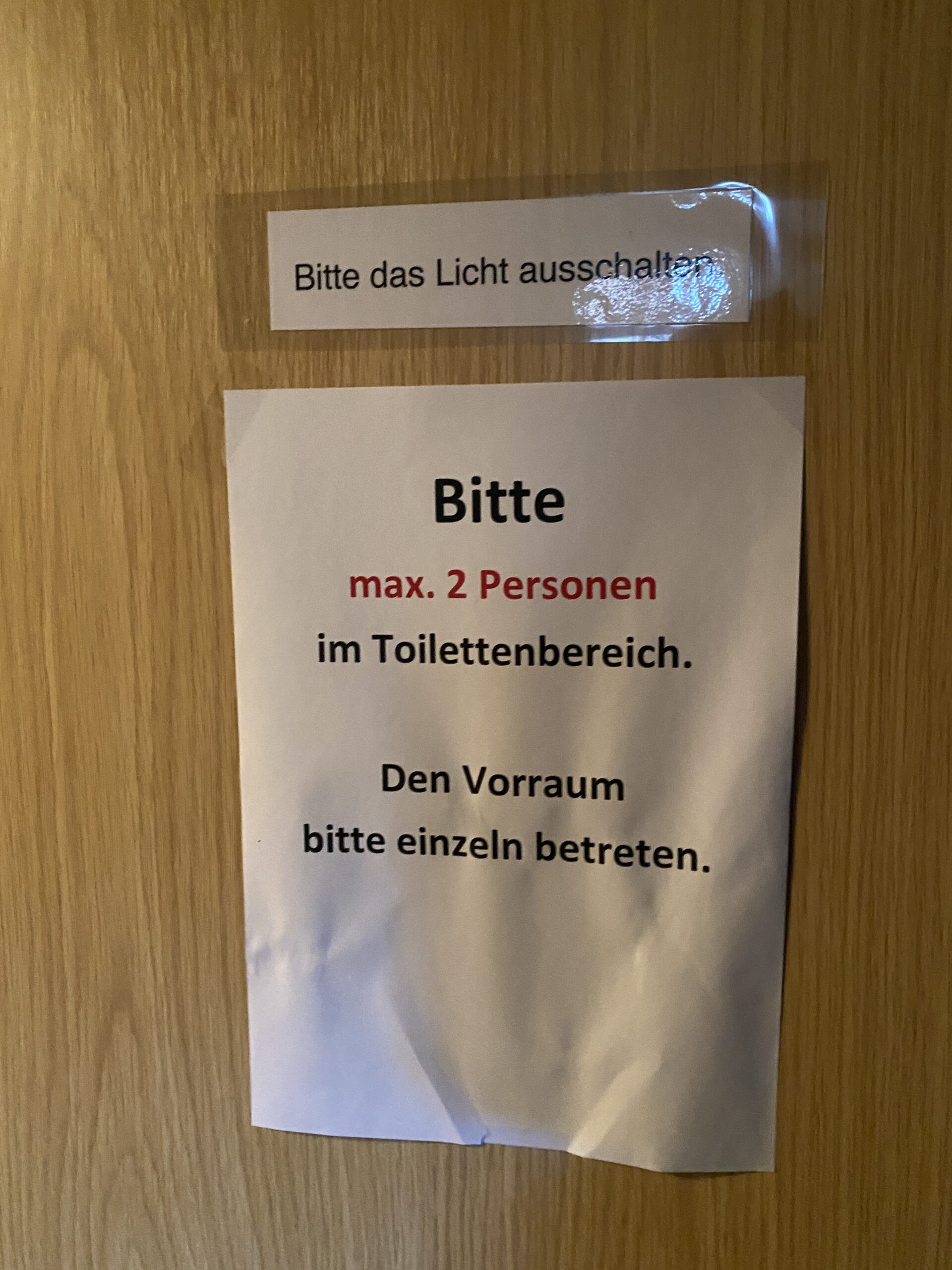 Am Nachmittag besuchen wir das Krippenspiel. Keine Schlange an der Toilette dieses Mal.