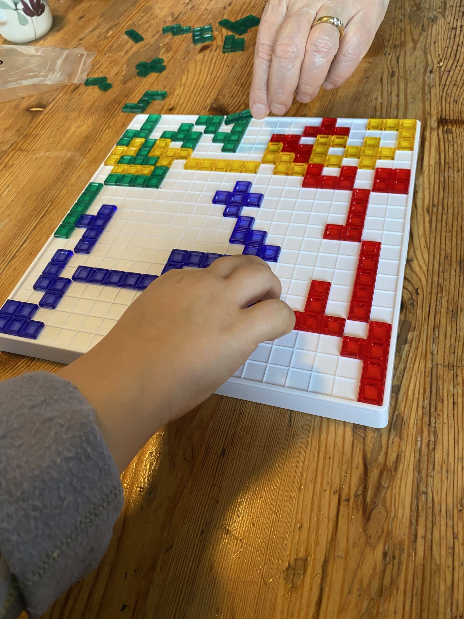 Am Vormittag spiele ich Blokus mit Oma und den Kindern.