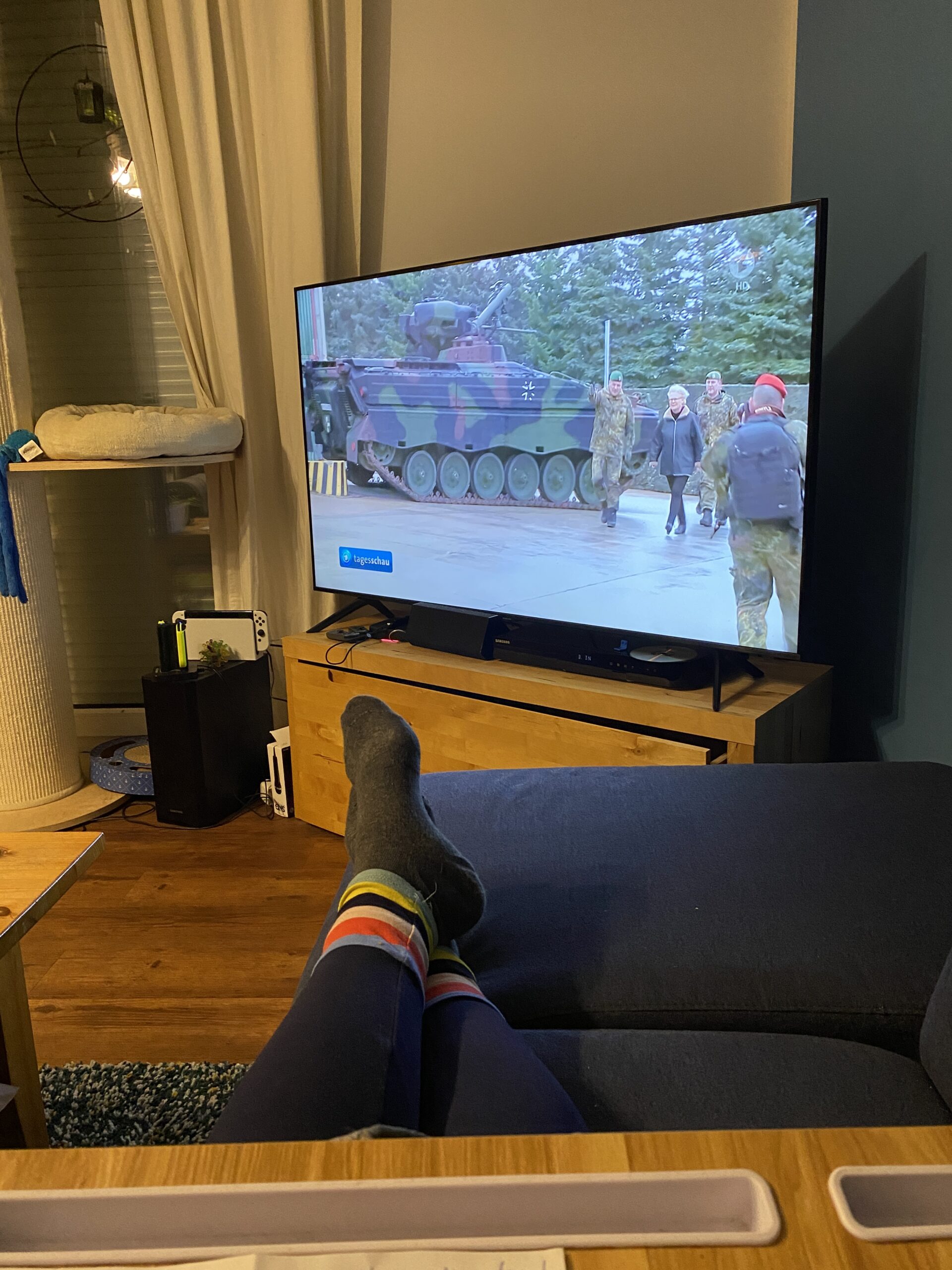 #12 und dann mal Tagesschau und vielleicht noch ein bisschen Herr der Ringe.
