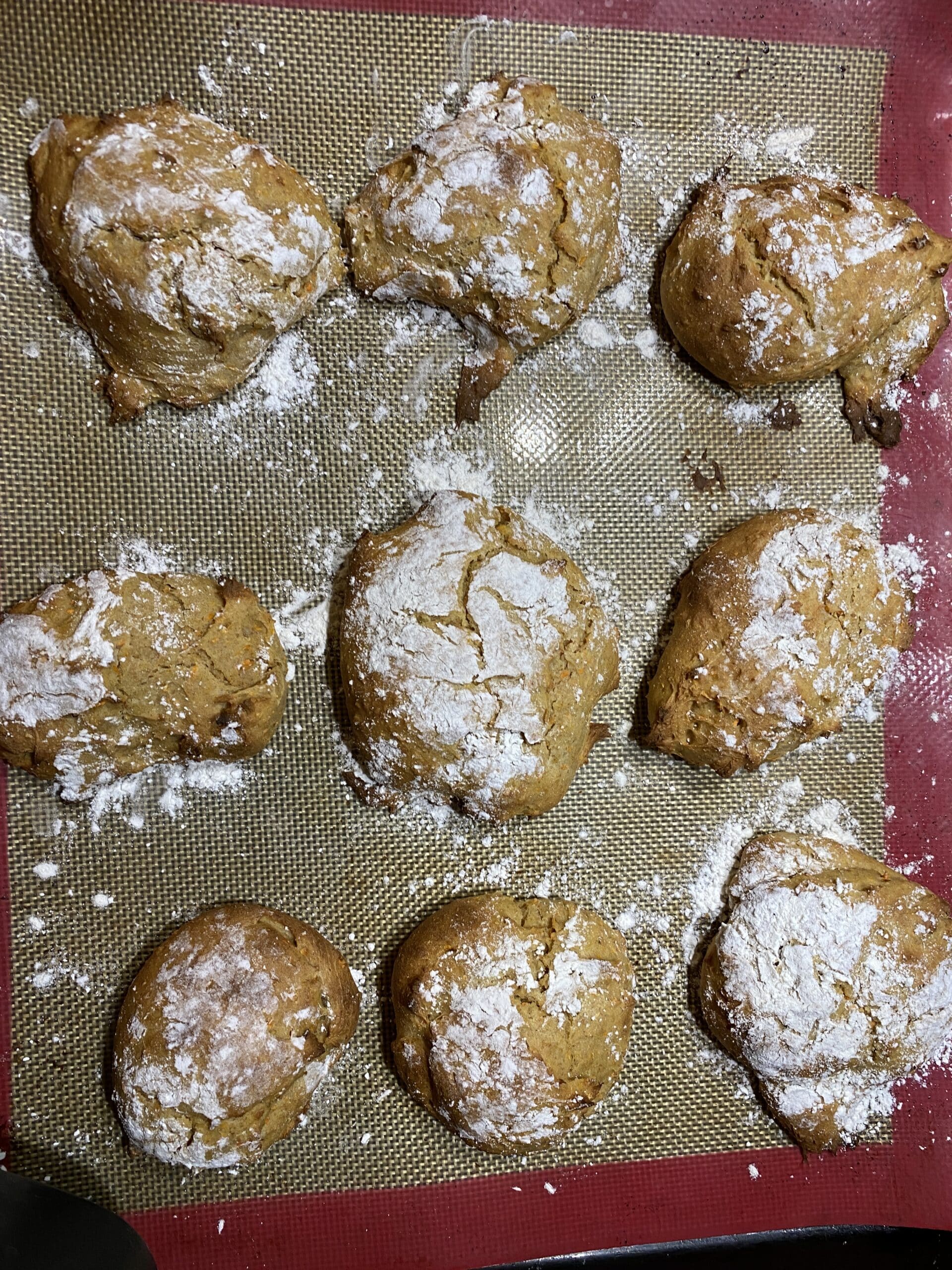 Am Abend noch schnell Möhrenbrötchen backen, damit morgen jeder eines mitnehmen kann.