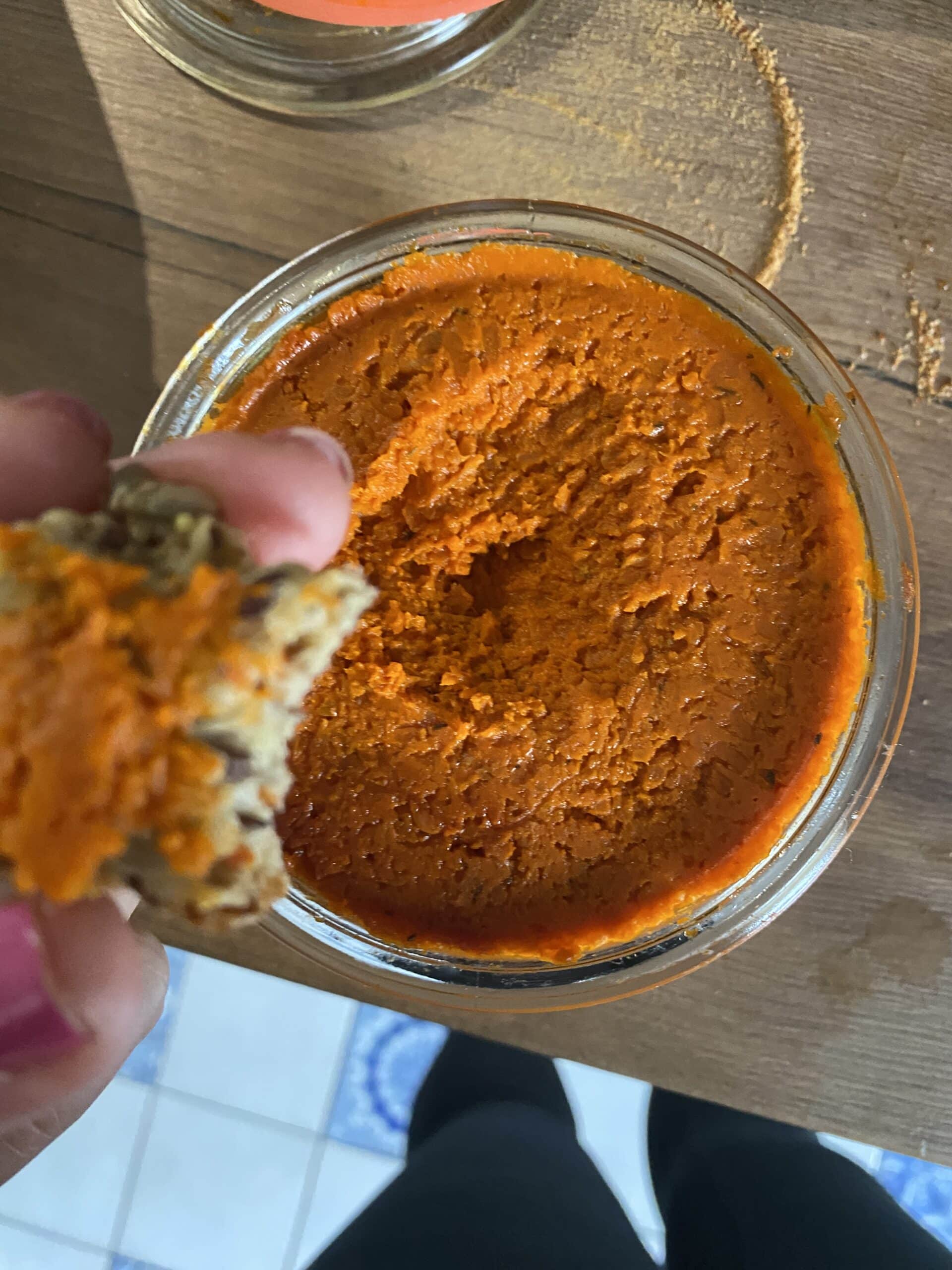 Jetzt noch eine Scheibe Brot und TOmaten Möhren Aufstrich und dann ist auch schon Schlafenszeit.