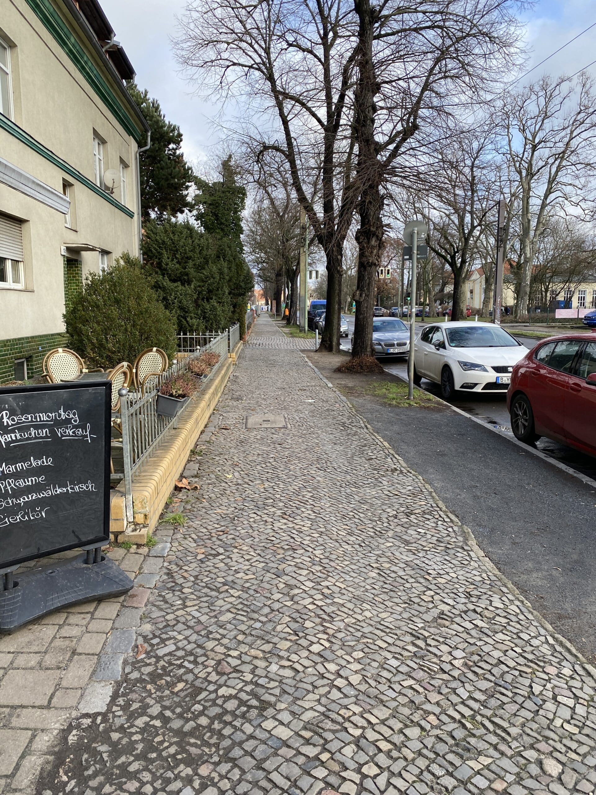 Hallo Sonntag. Wir holen Brötchen beim Bäcker.