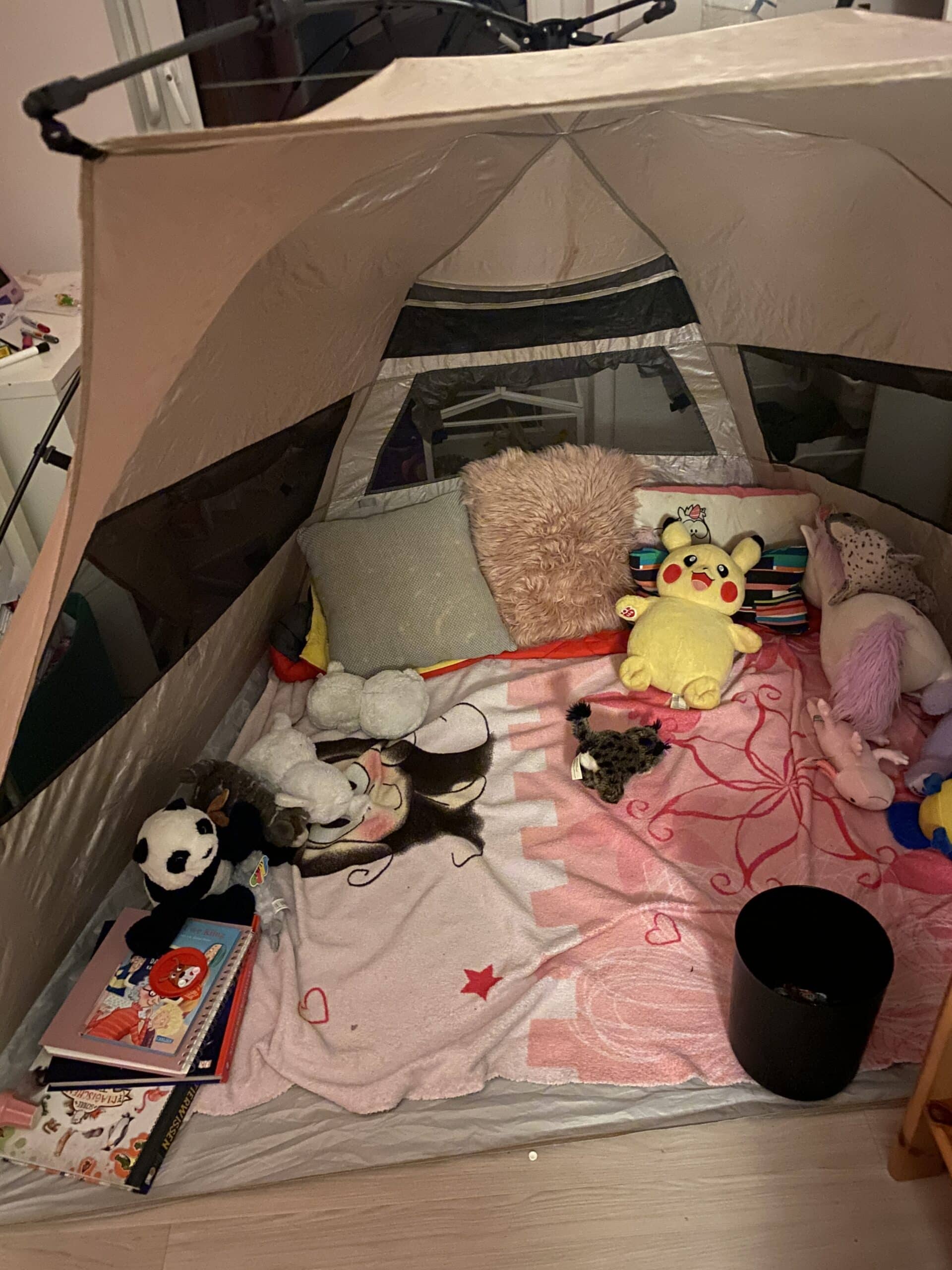 Die Kinder bauen sich einen Campingplatz im Kinderzimmer auf.