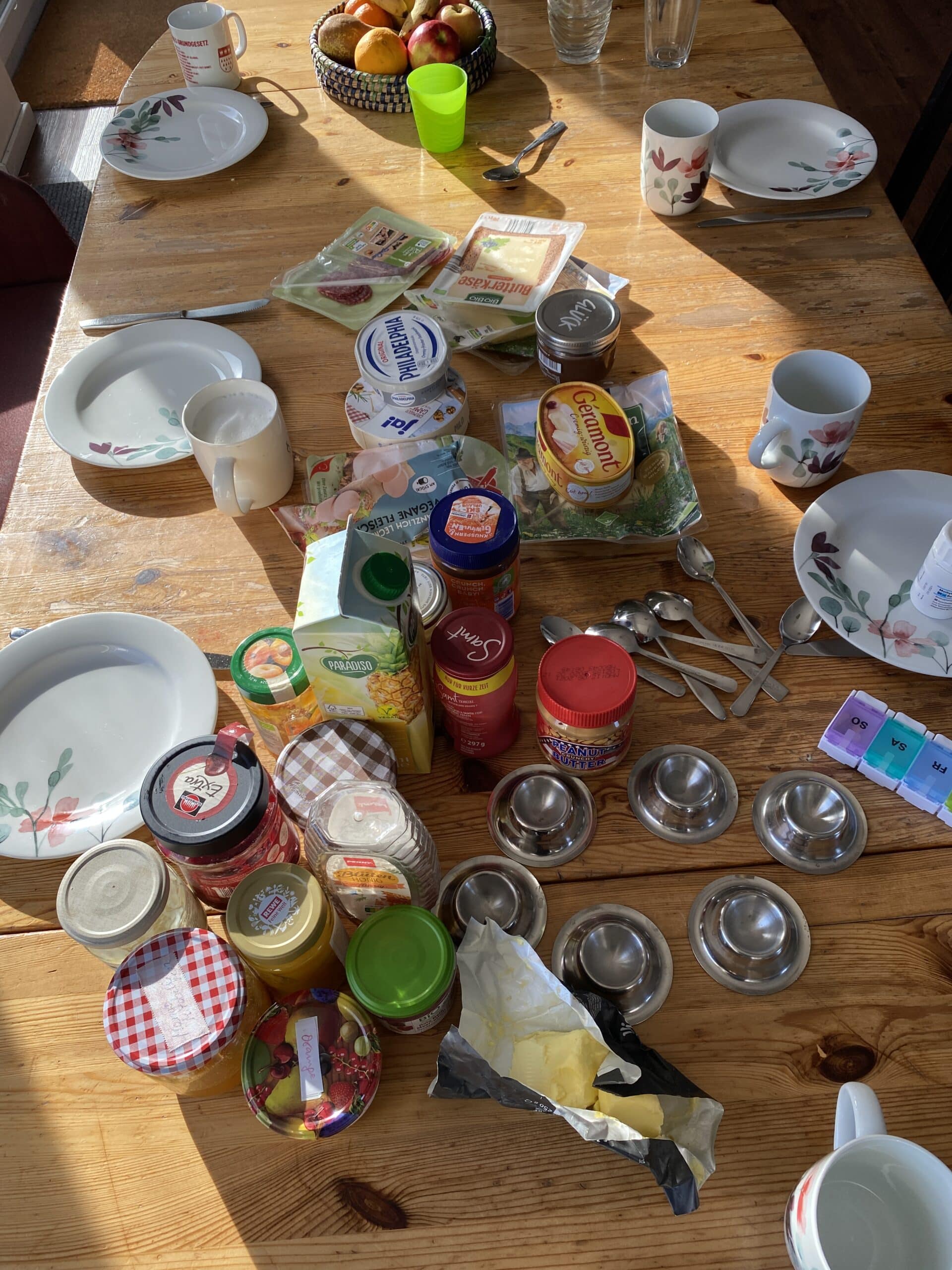 2. Wir bekommen Besuch zum Frühstück. Mein bester Freund kommt mit Baby vorbei.