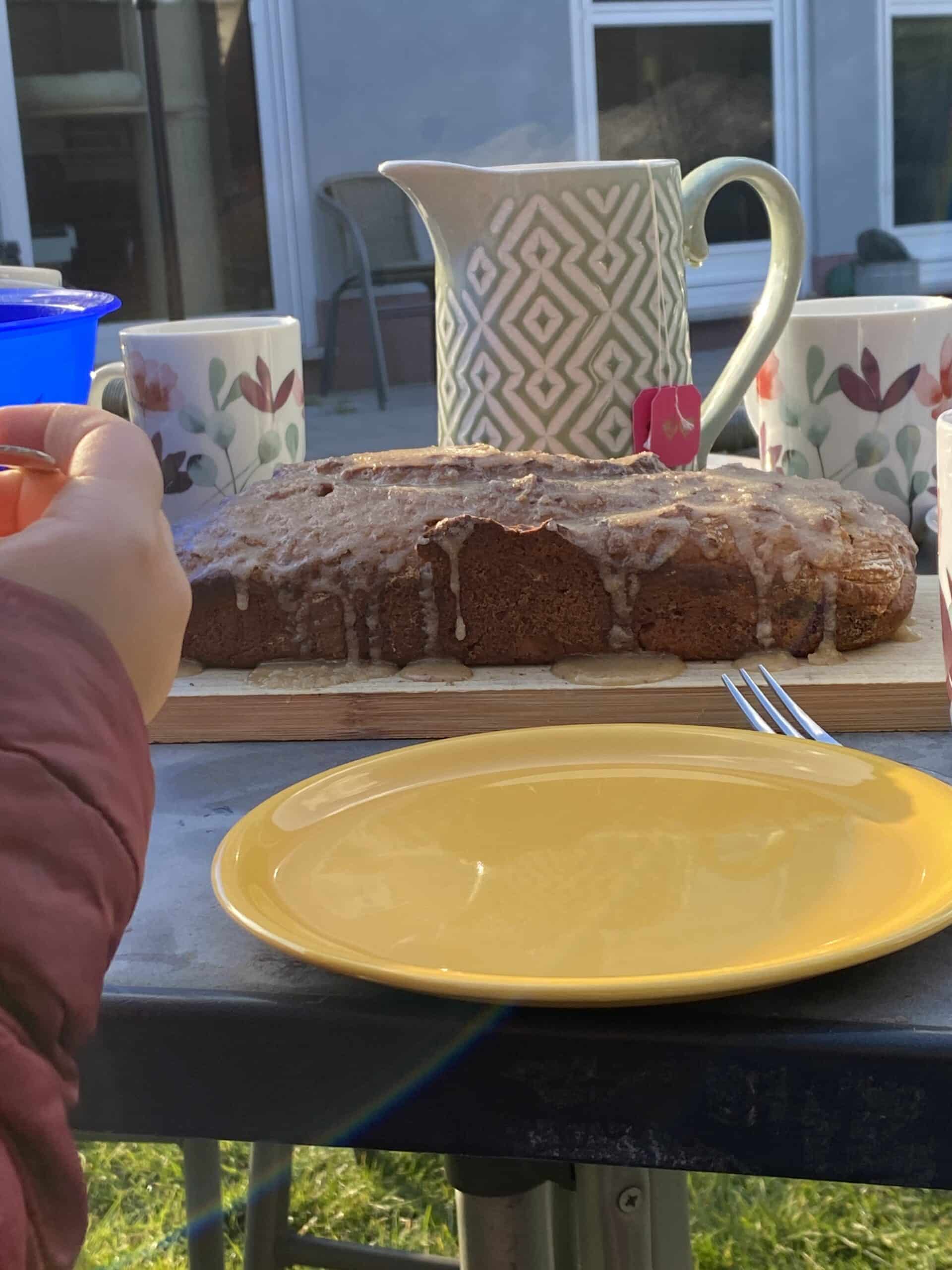 Ich habe einen Kuchen aus Dinkelmehl und Dattelzucker gebacken. Er schmeckt, sieht aber seltsam aus (finden die Kinder). Ich mag das.