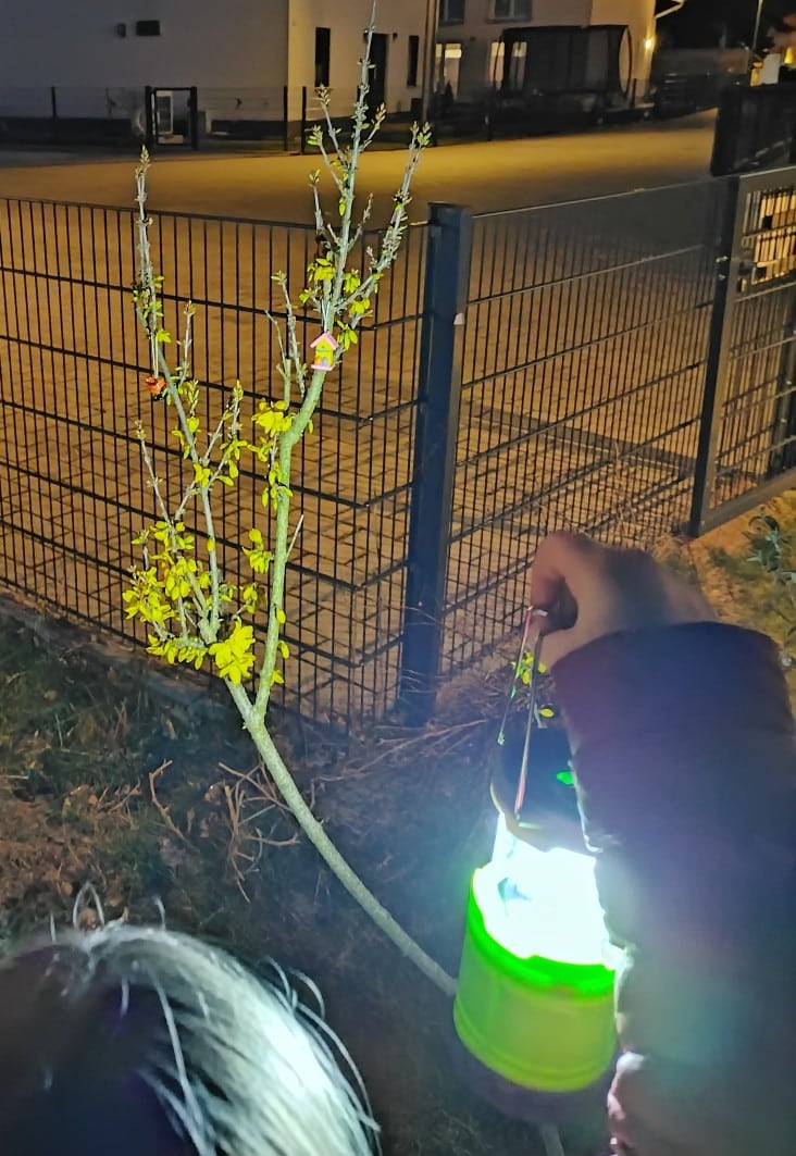 Wenn das Kind für Ostern schmückt..