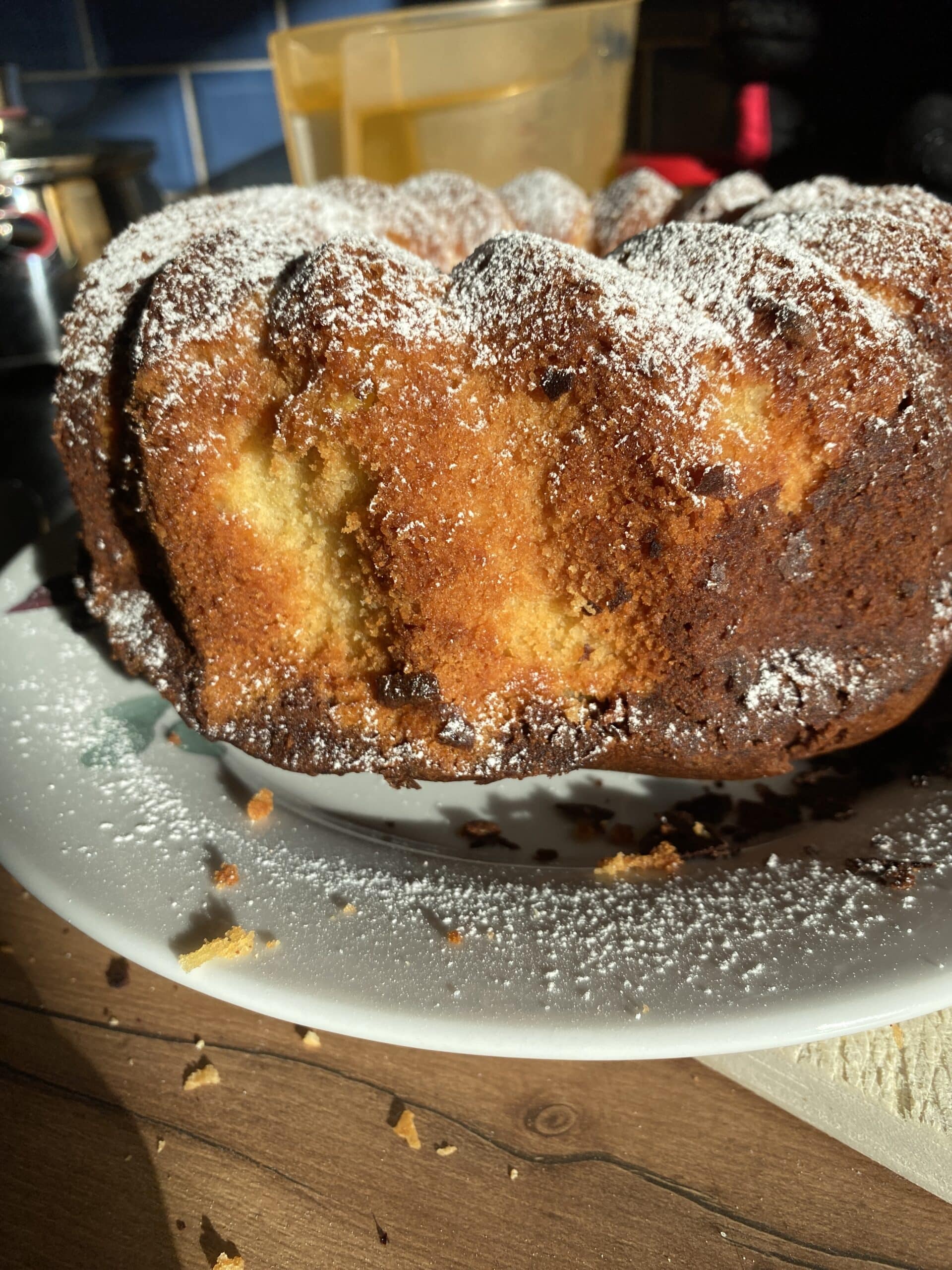 Hallo Sonntag. Der Kuchen steht im Licht und sieht schön aus.