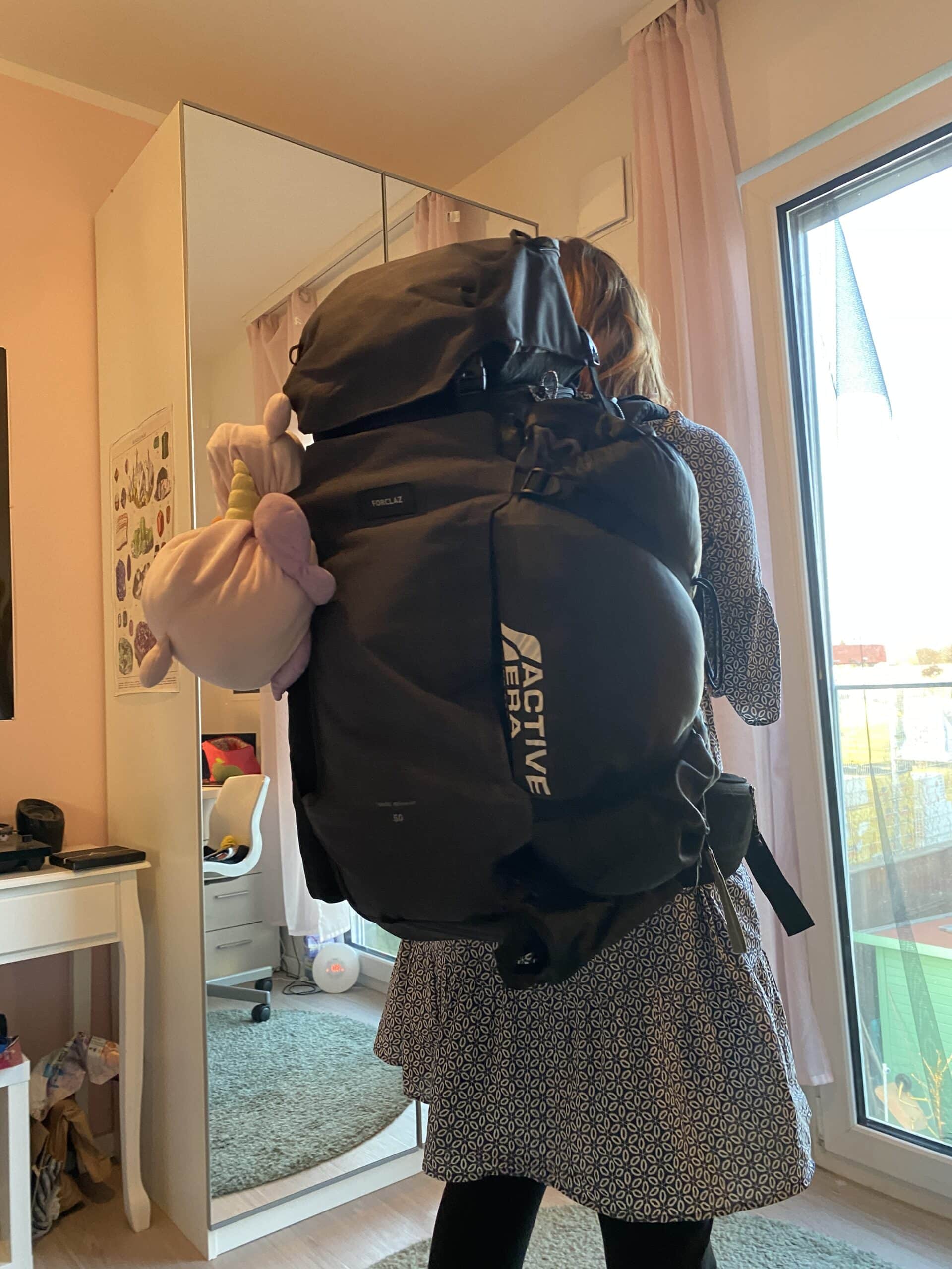Gemeinsam mit der großen Tochter packen wir den Rucksack für die Reise.