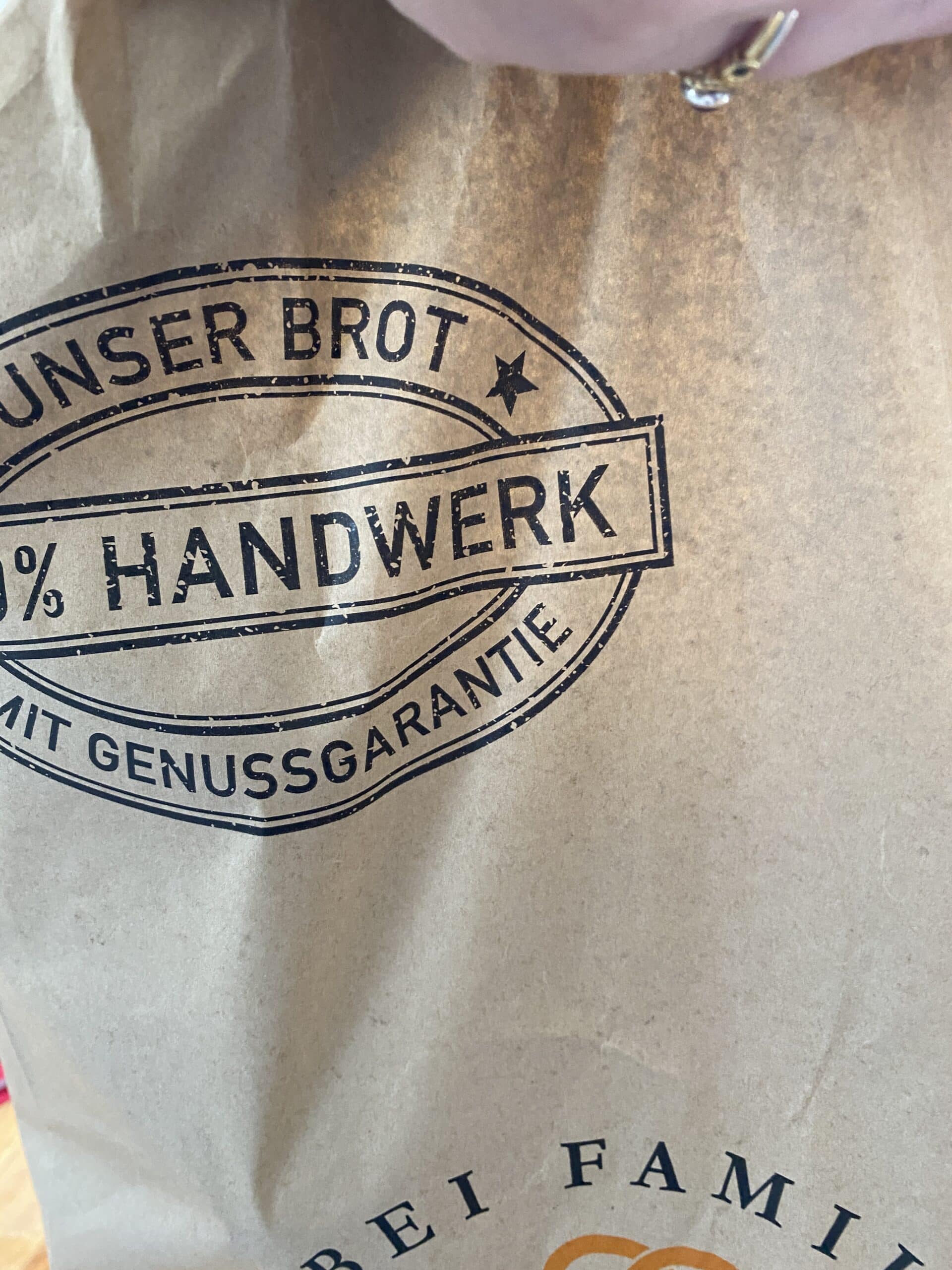 #2 Der Bäcker bei uns ist sehr beliebt. Warum, das zeige ich später noch. Jedenfalls stehe ich lange an, während die Jüngste und der Mann Frühstück vorbereiten.