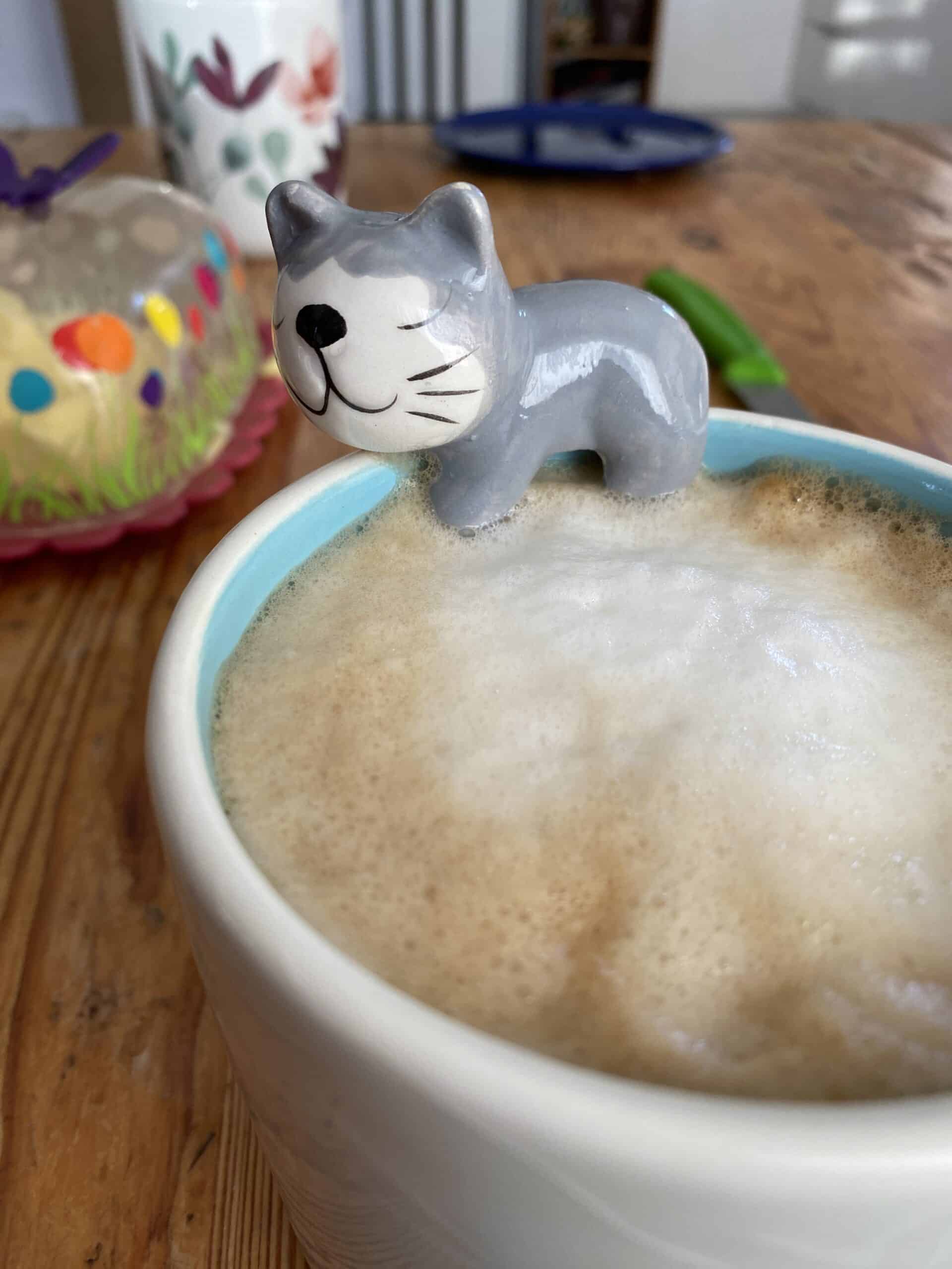 #3 Aus einer neuen Tasse der Jüngsten trinke ich heute morgen Haferkaffee. Ich habe mich daran gewöhnt komplett ohne Milch in Getränken zu leben, meinem Magen geht es seitdem wesentlich besser.