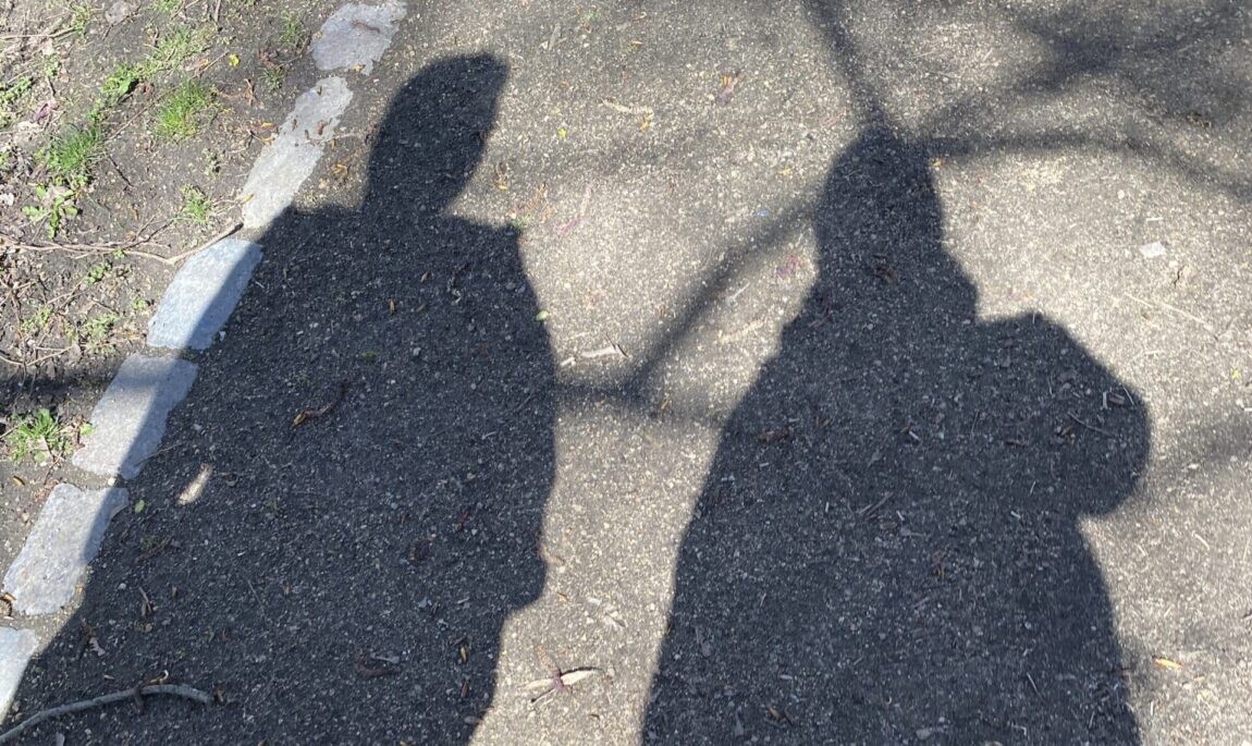 #4 Hier sehen sie zwei Eltern, die auf dem Weg zu den Großeltern der Kinder plötzlich von der Rückbank hörten: "Ich habe gar keine Schuhe an." Wir halten an und bestücken das Kind mit Schuhwerk im nächsten Discounter.
