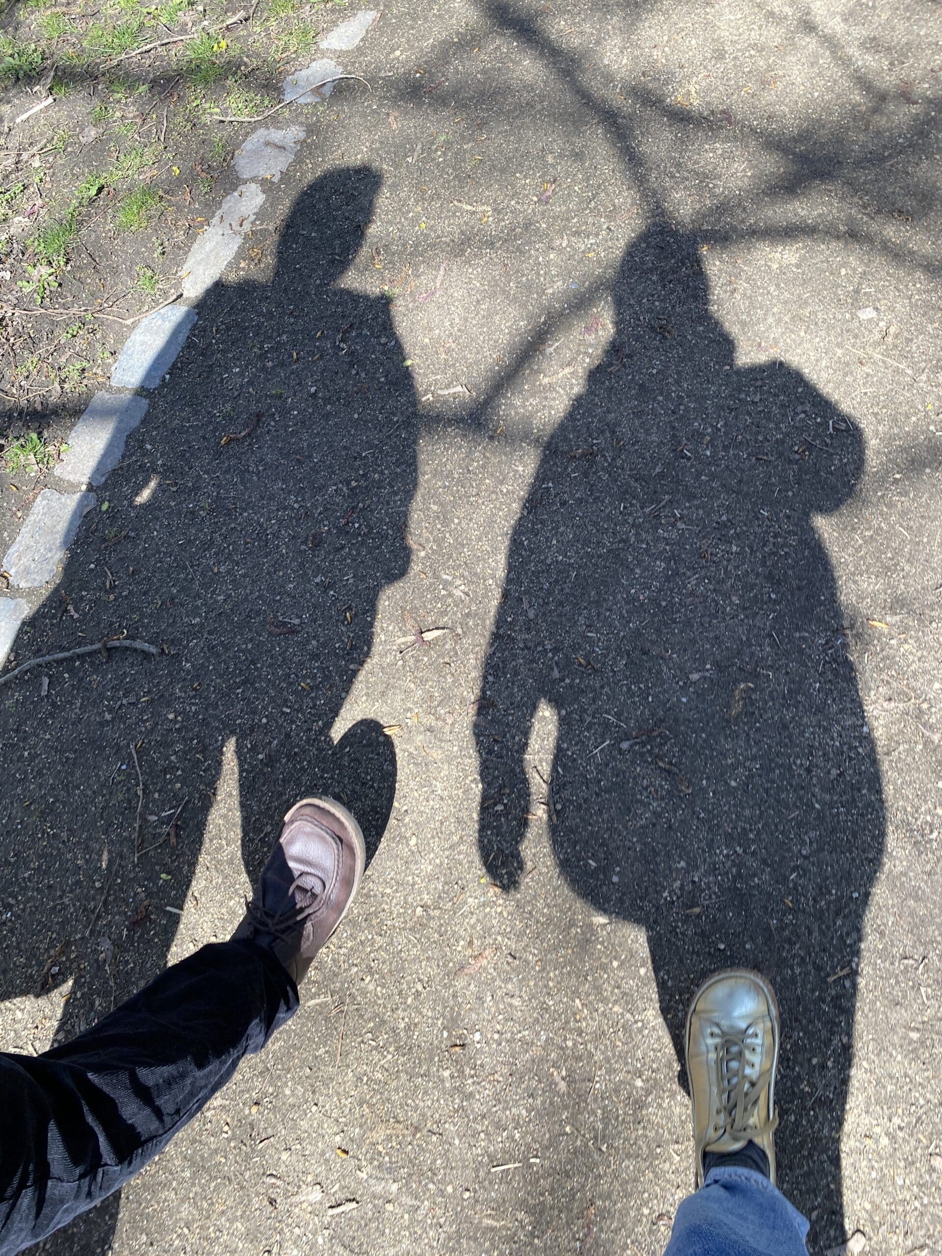 #4 Hier sehen sie zwei Eltern, die auf dem Weg zu den Großeltern der Kinder plötzlich von der Rückbank hörten: "Ich habe gar keine Schuhe an." Wir halten an und bestücken das Kind mit Schuhwerk im nächsten Discounter.
