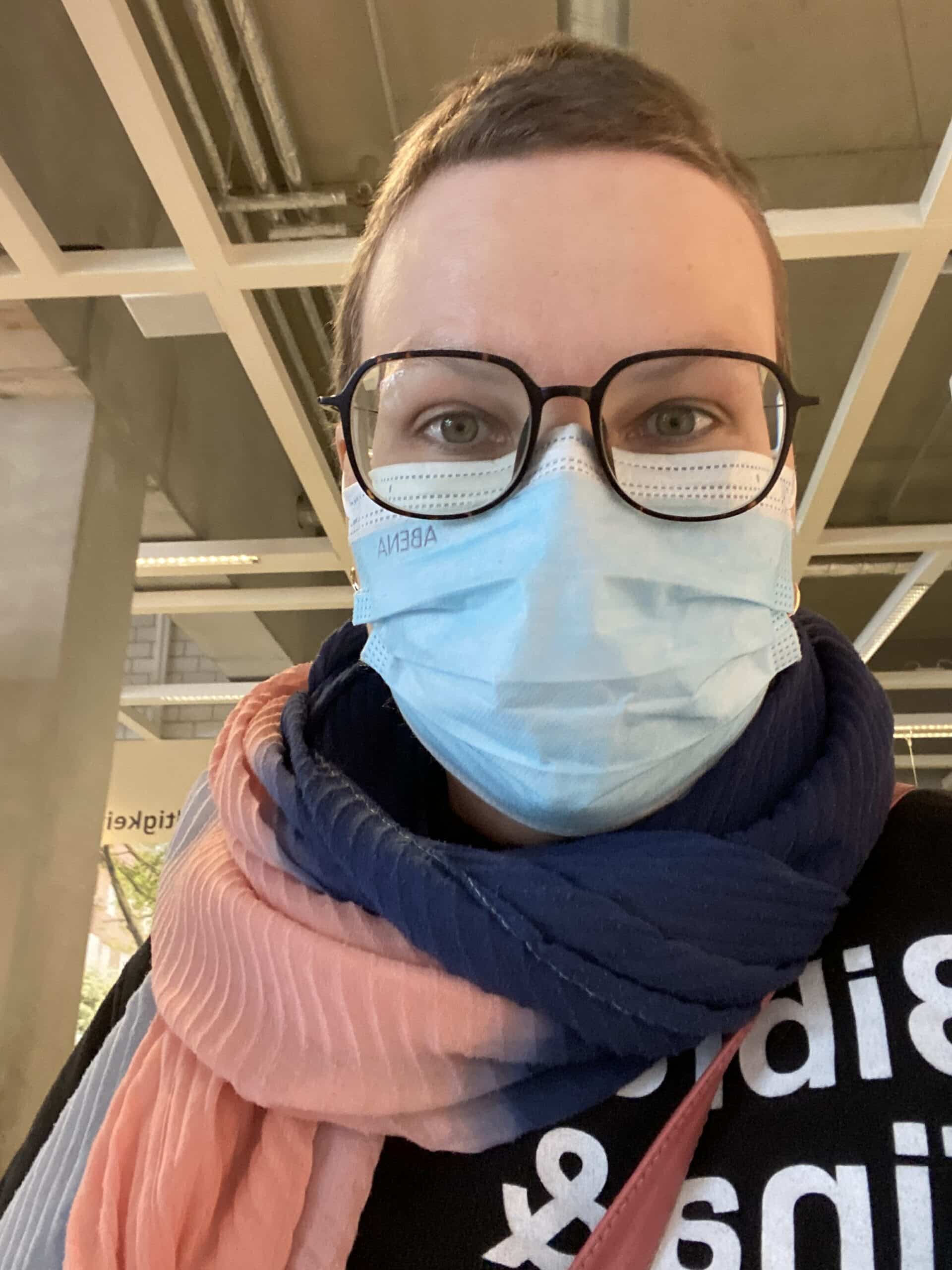 #7 Beim Ikea bin ich fast die Einzige die Maske trägt. Die Blicke sind mal wieder eindeutig "Warum macht die das?" Ich überlege mir doch mal einen Pullover mit dem Spruch "Ich habe Krebs, bitte belästigen sie mich nicht mit ihrer Meinung zu Masken" bedrucken sollte.