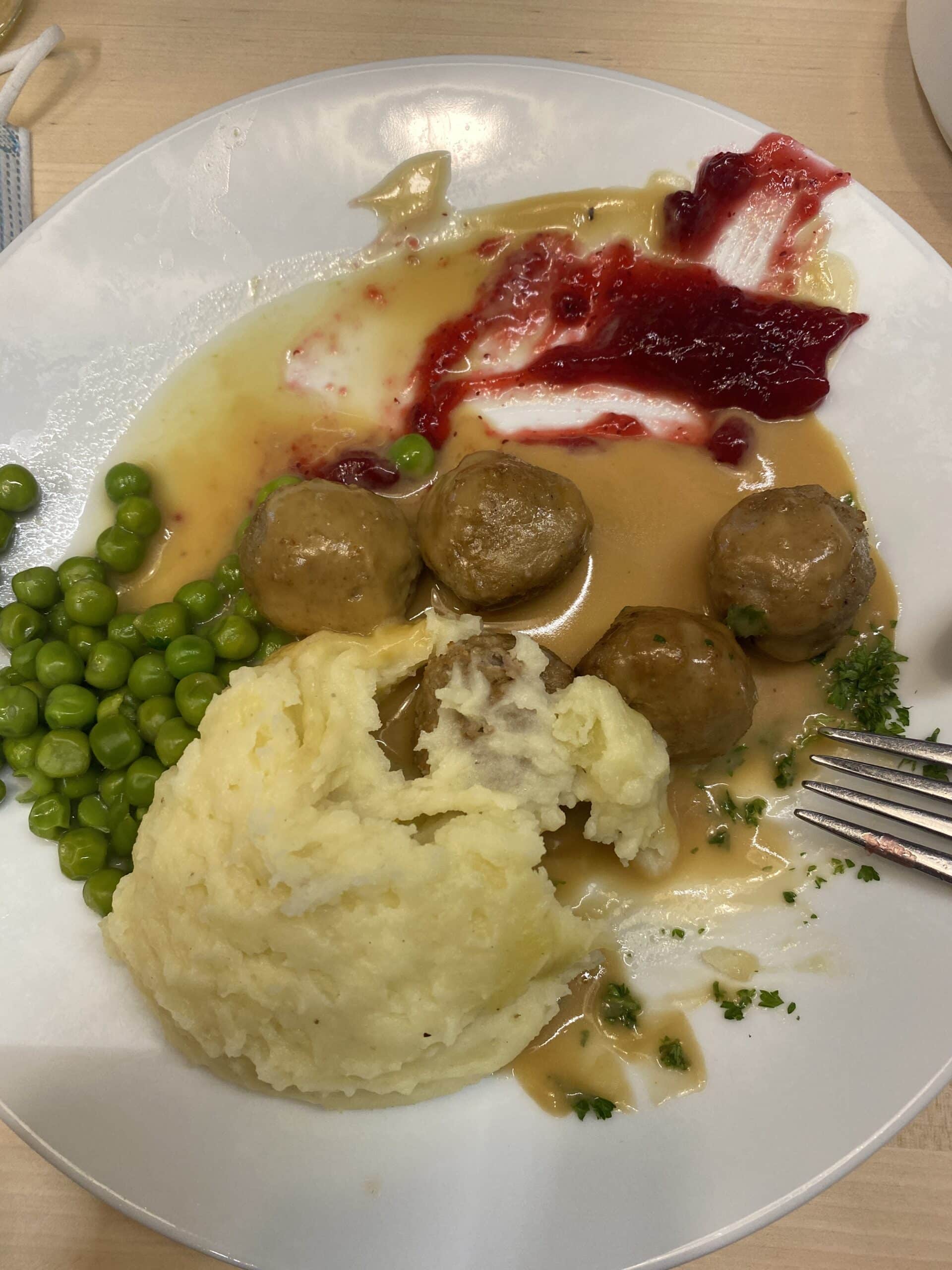 #8 Wir haben uns Mittag erkämpft. Es ist ja der Wahnsinn wie viele Menschen dort sind und anscheinend dort Essen wollen. Die Preiselbeersauce ist alle, der Mann muss durch den Laden ziehen um für mich welche zu bekommen.