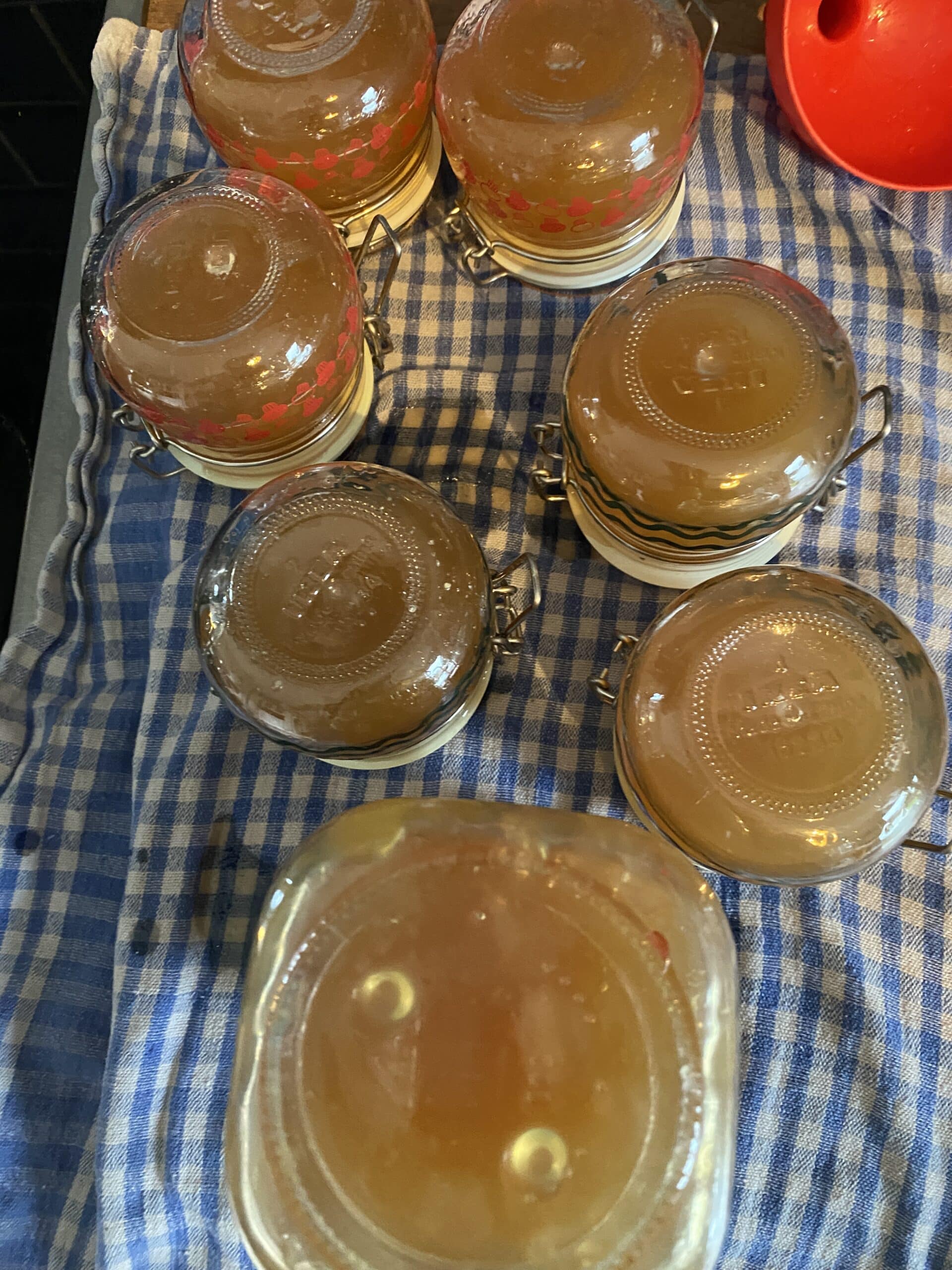 #10 Dann koche ich noch angesetztes Apfelgelee ein. Seit gestern habe ich den Saft von 1,2 kilo Äpfel aufgefangen und nun auch wieder Gläser für kleine Geleegeschenke...