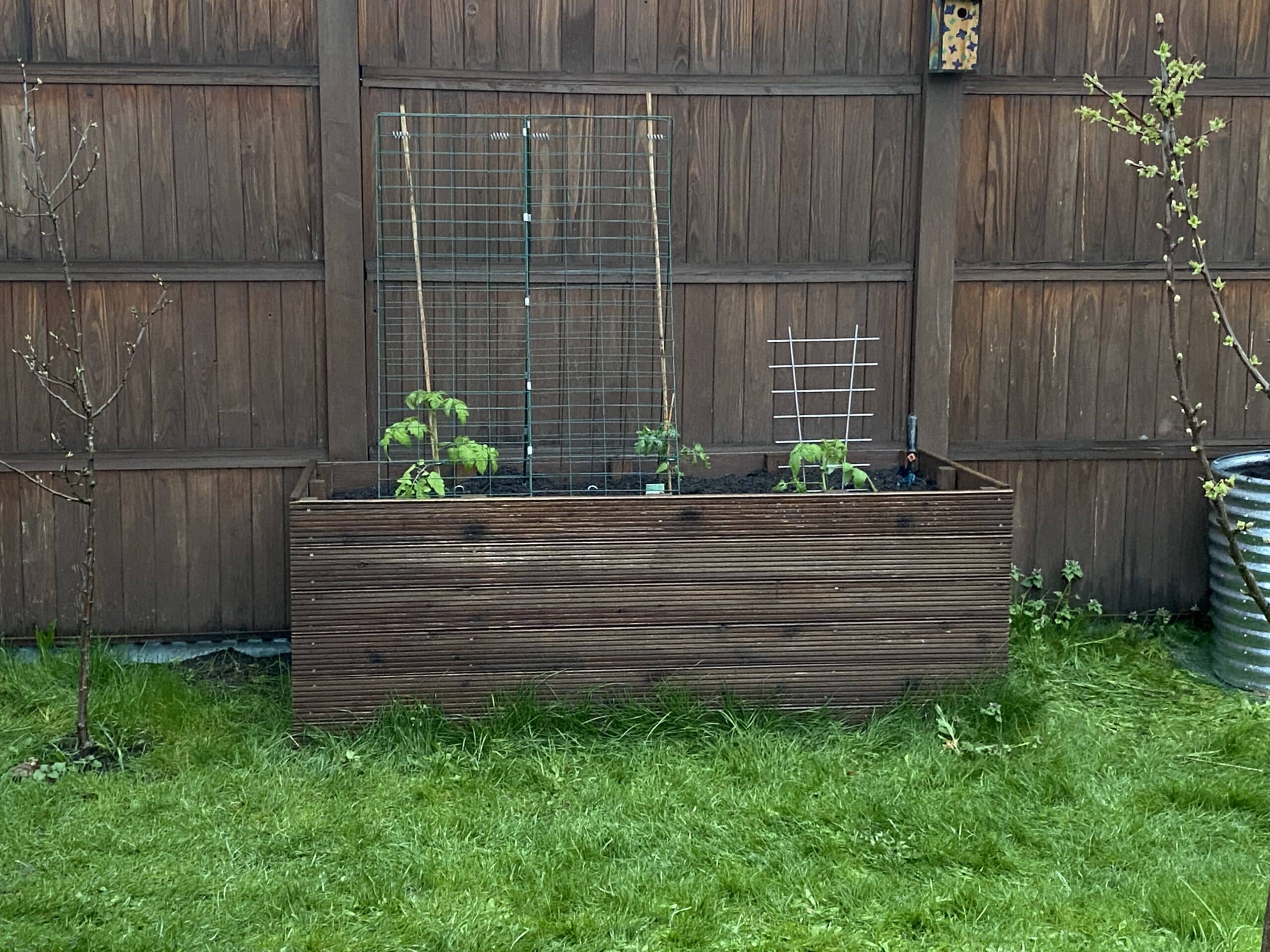 Danach geht es an die Gartenarbeit. Wir fangen heute an den Garten vorzubereiten für eine neue Saison.